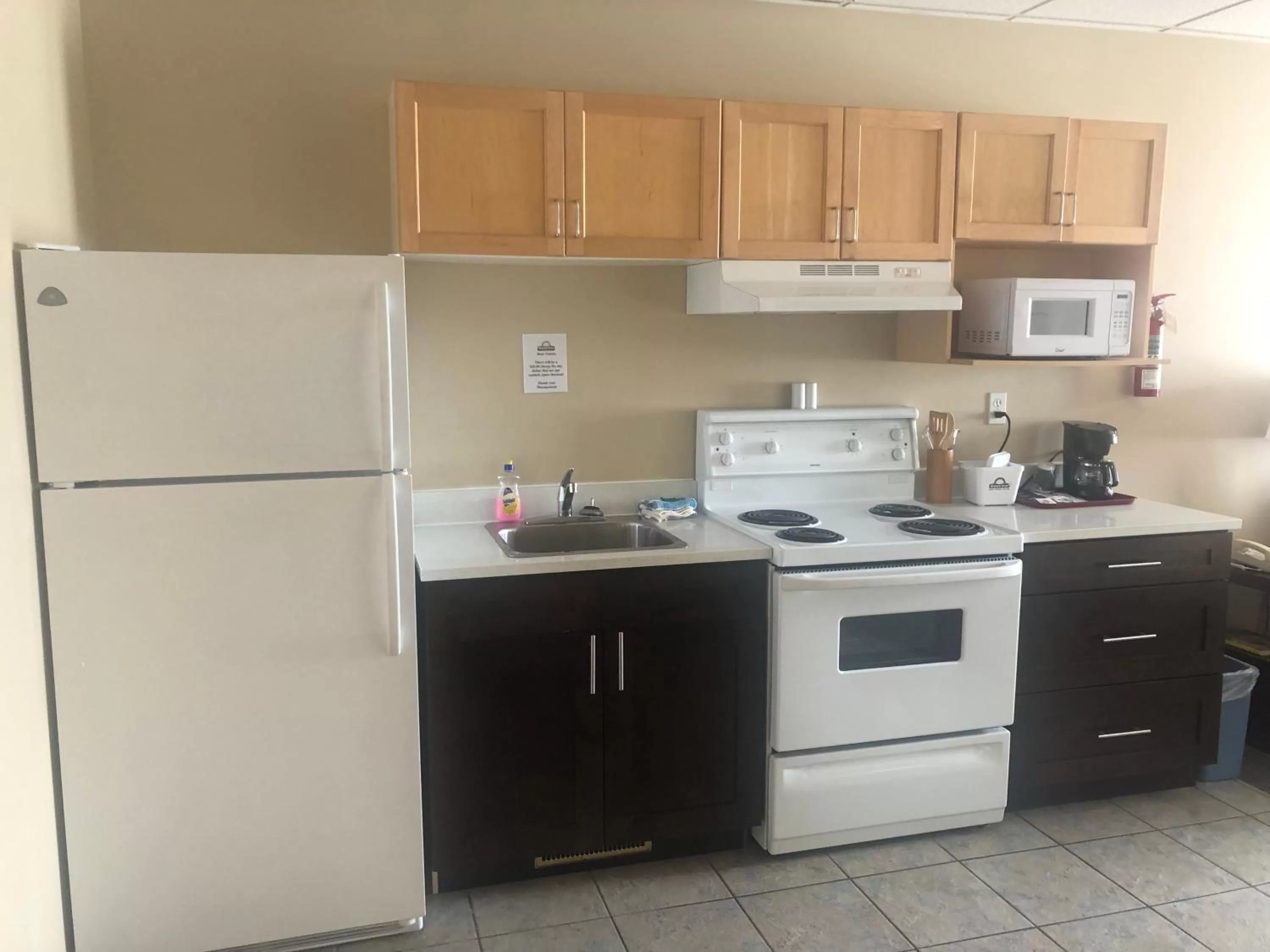 Kitchen or kitchenette in Days Inn by Wyndham Hinton