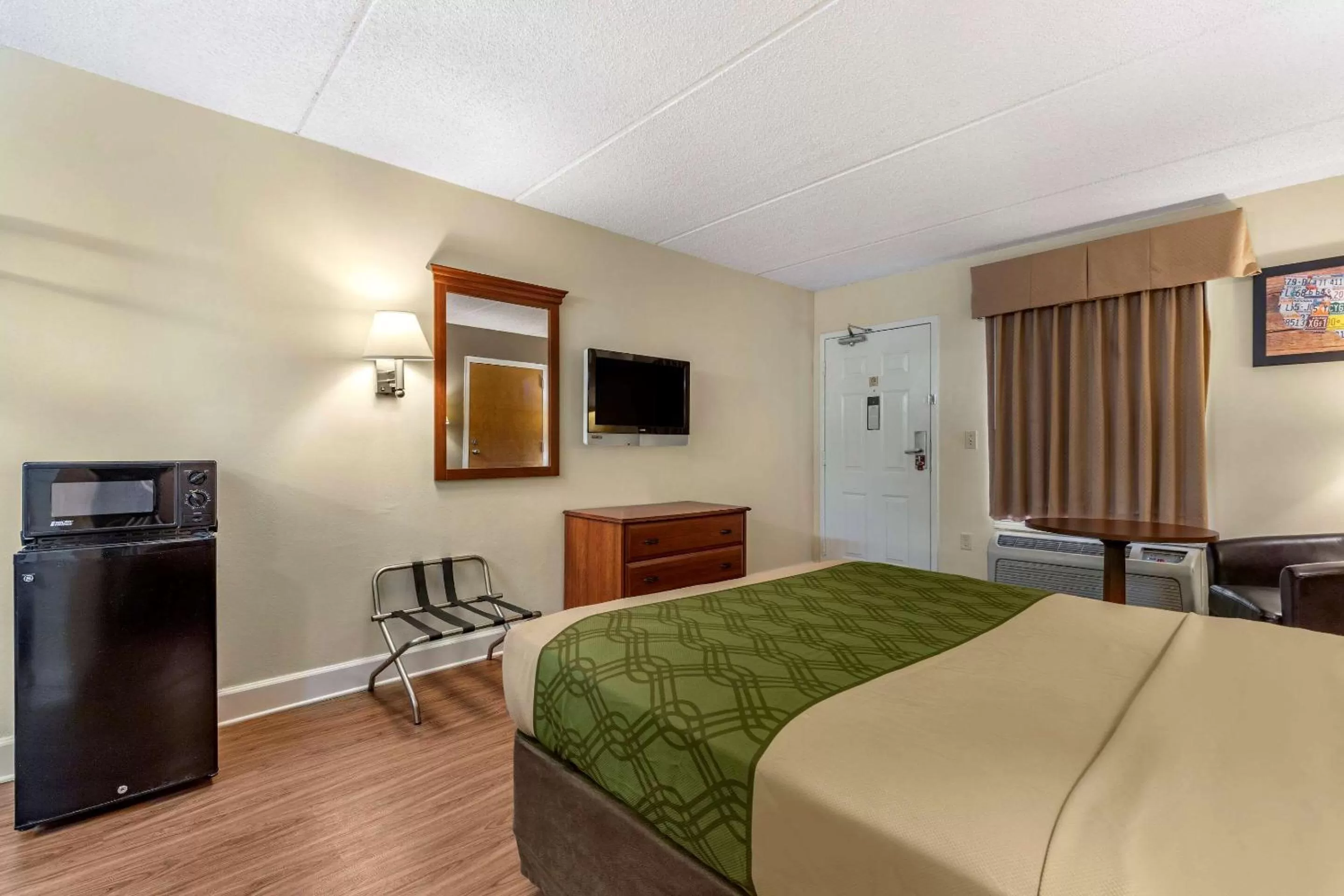 Photo of the whole room, Bed in Econo Lodge Inn & Suites