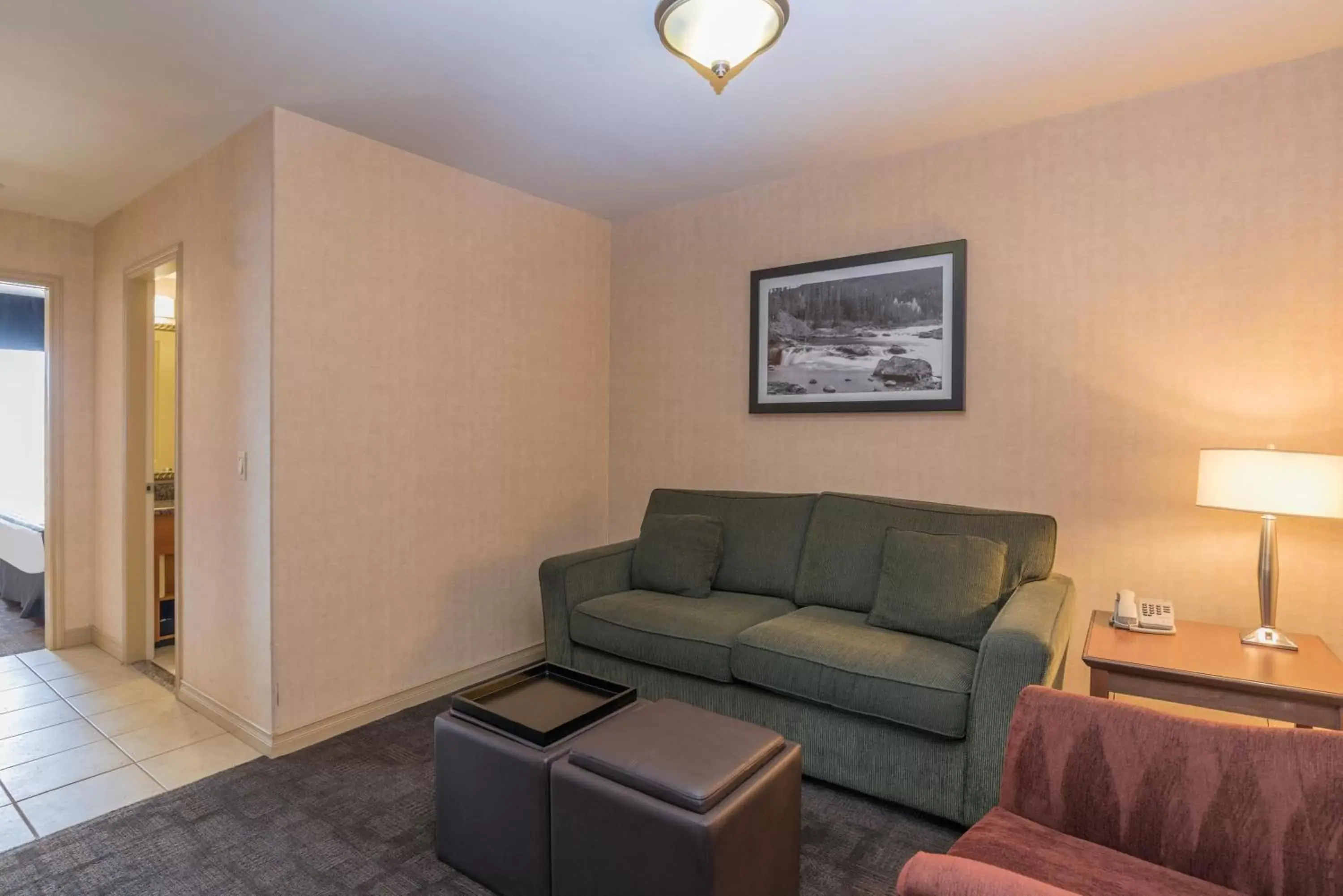 Bedroom, Seating Area in Sandman Hotel Calgary Airport