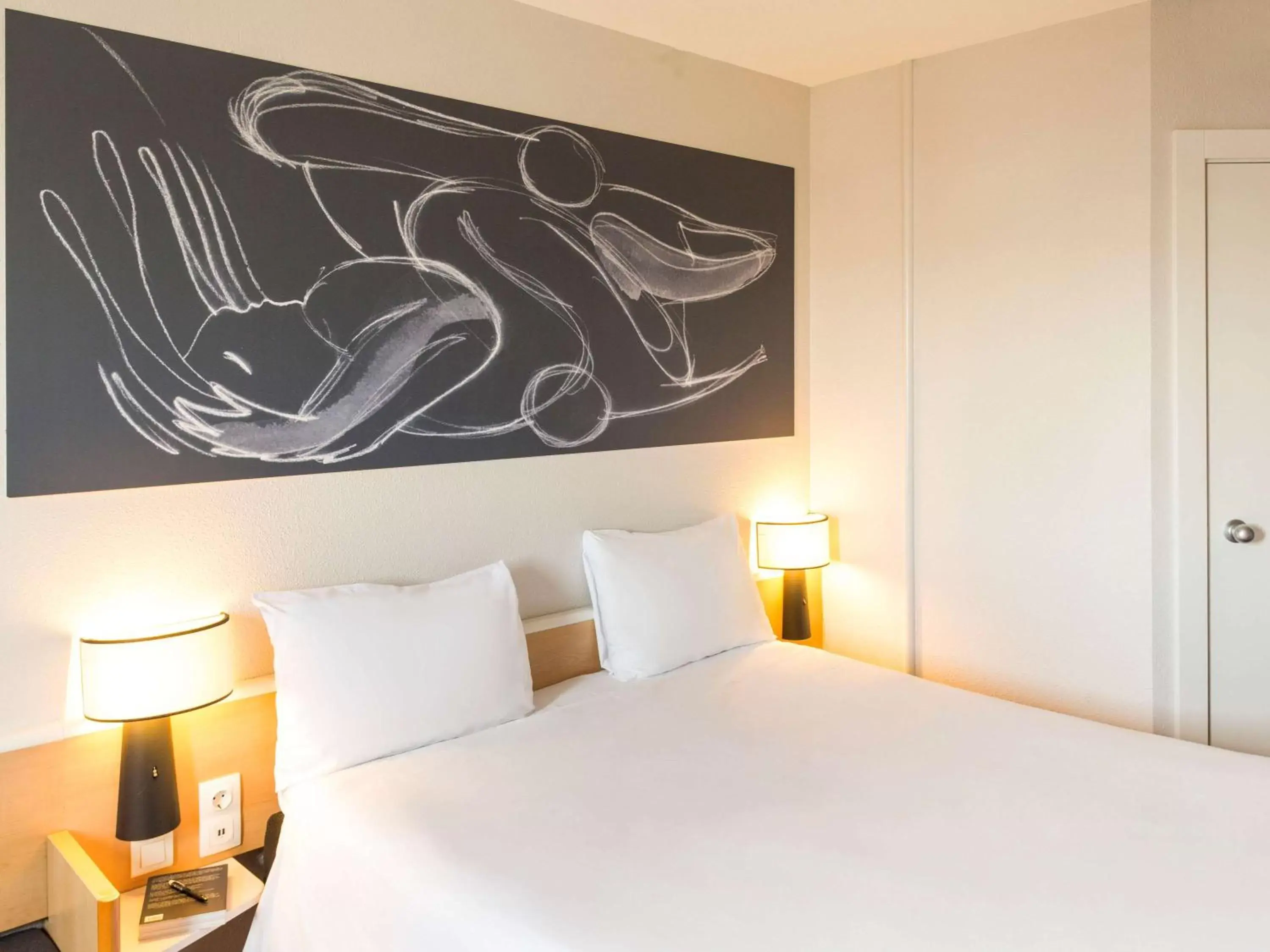 Photo of the whole room, Bed in Ibis Madrid Fuenlabrada