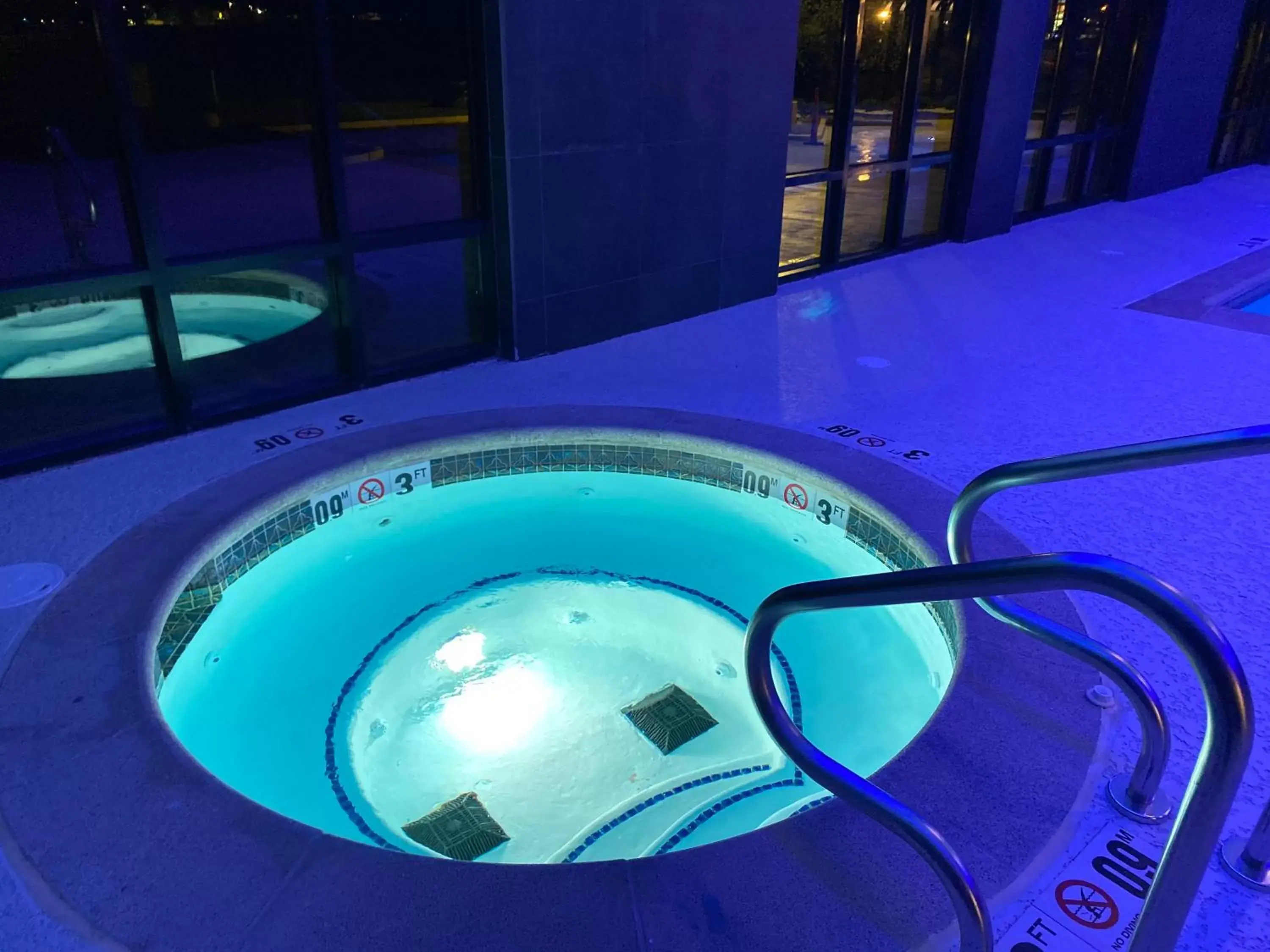 Hot Tub, Swimming Pool in La Quinta Inn & Suites by Wyndham St Louis Route 66