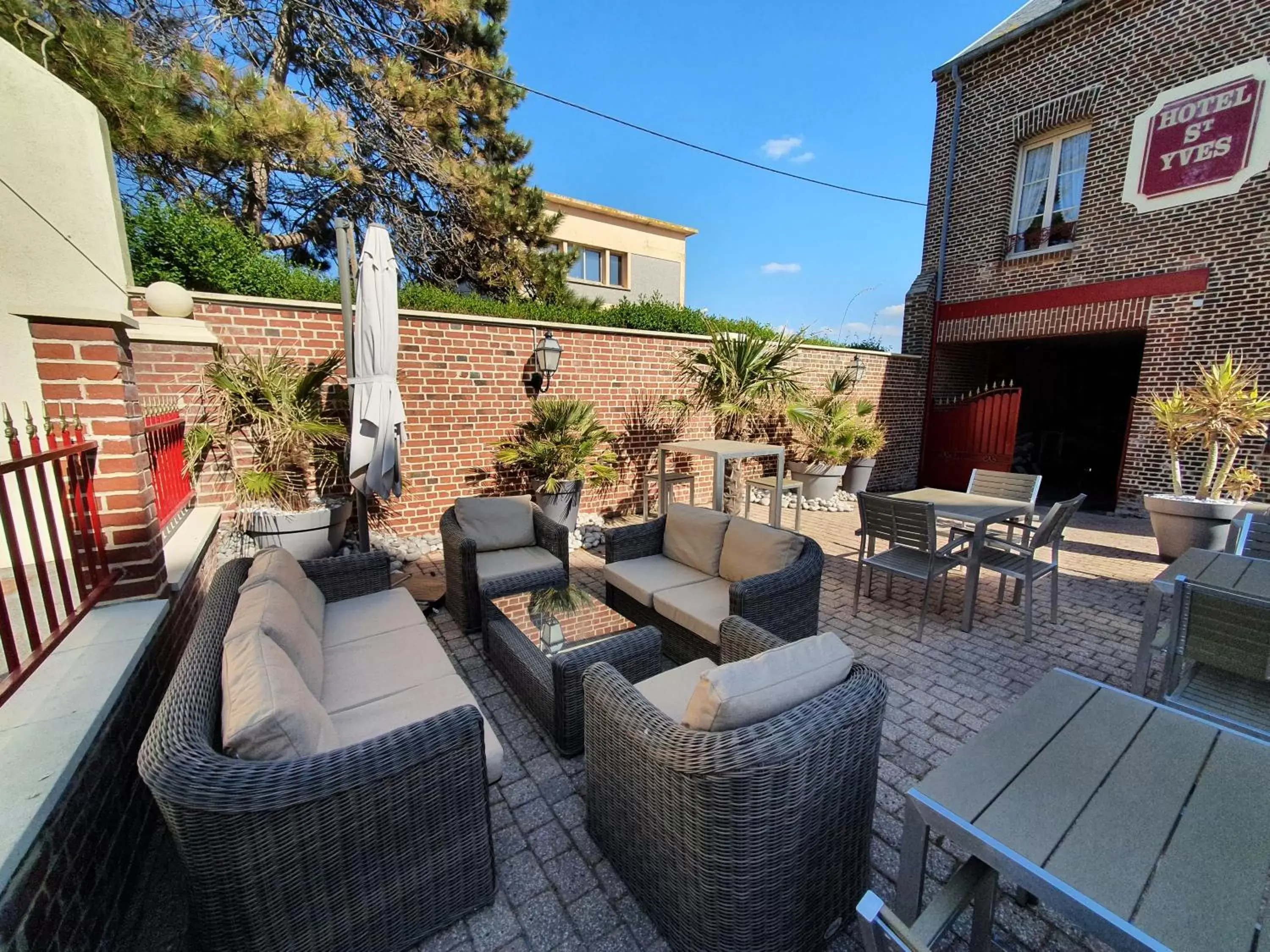 Patio in Hotel Le Saint-Yves