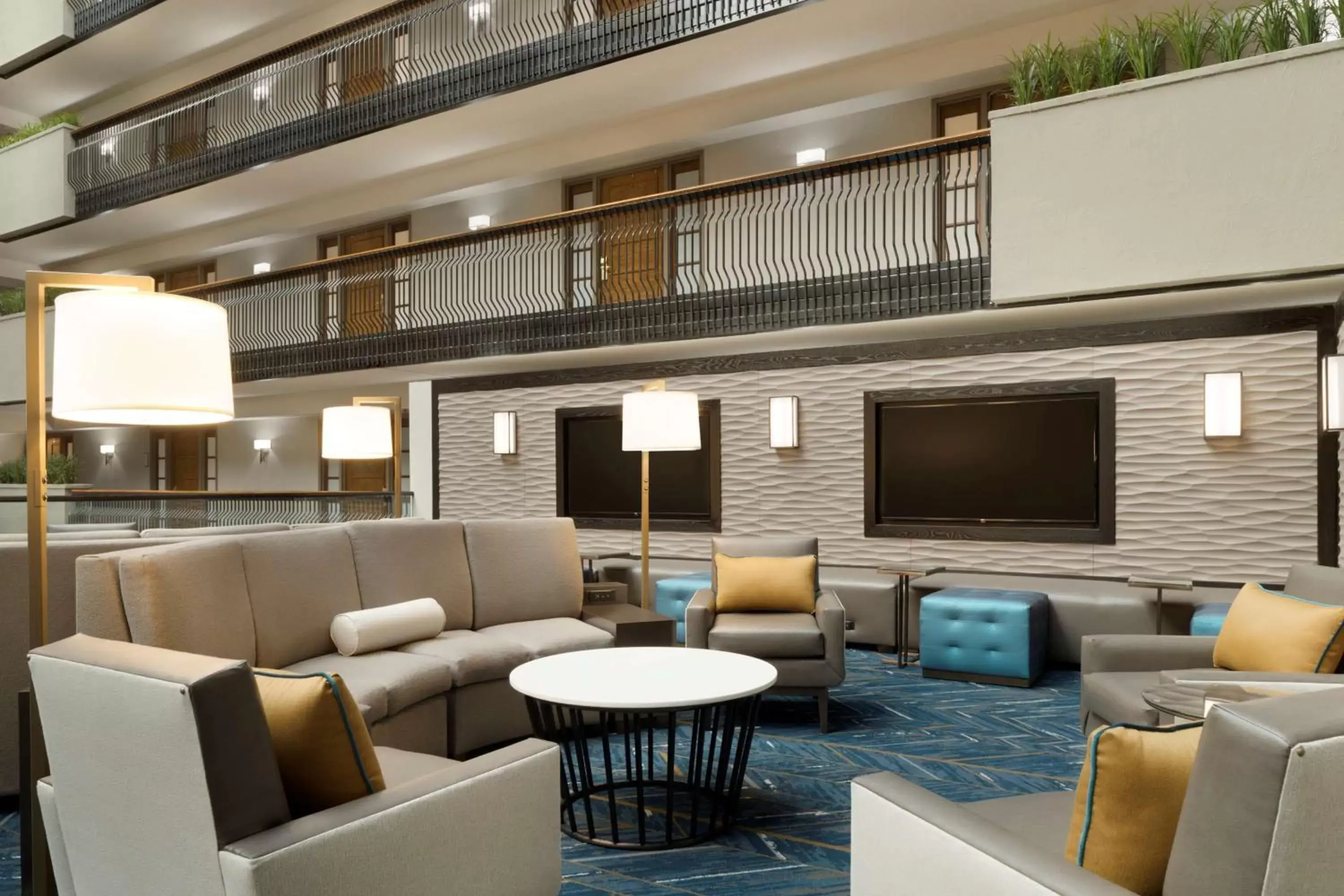 Lobby or reception, Lounge/Bar in Embassy Suites by Hilton Columbus