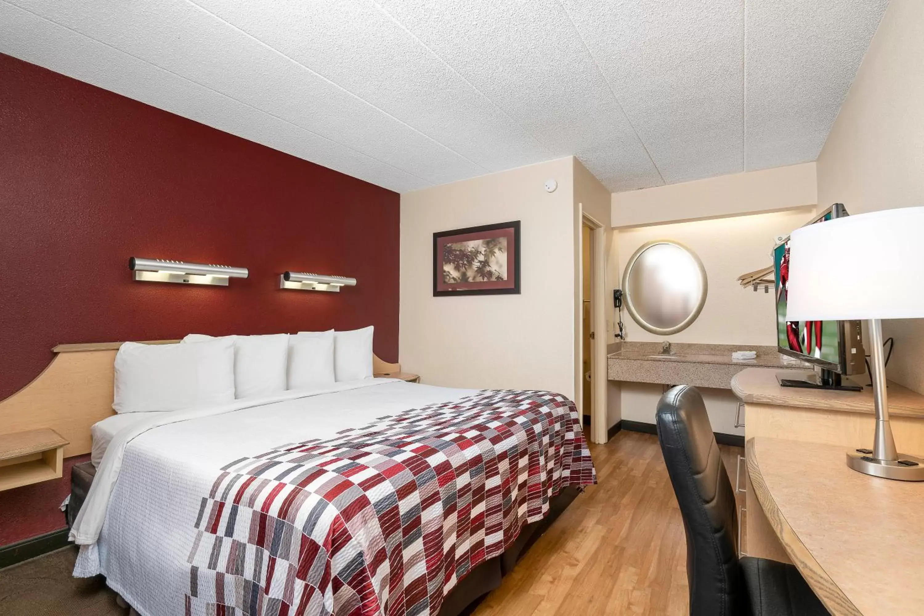 Photo of the whole room, Bed in Red Roof Inn Syracuse Photo of the whole room, Bed in Red Roof Inn Syracuse
