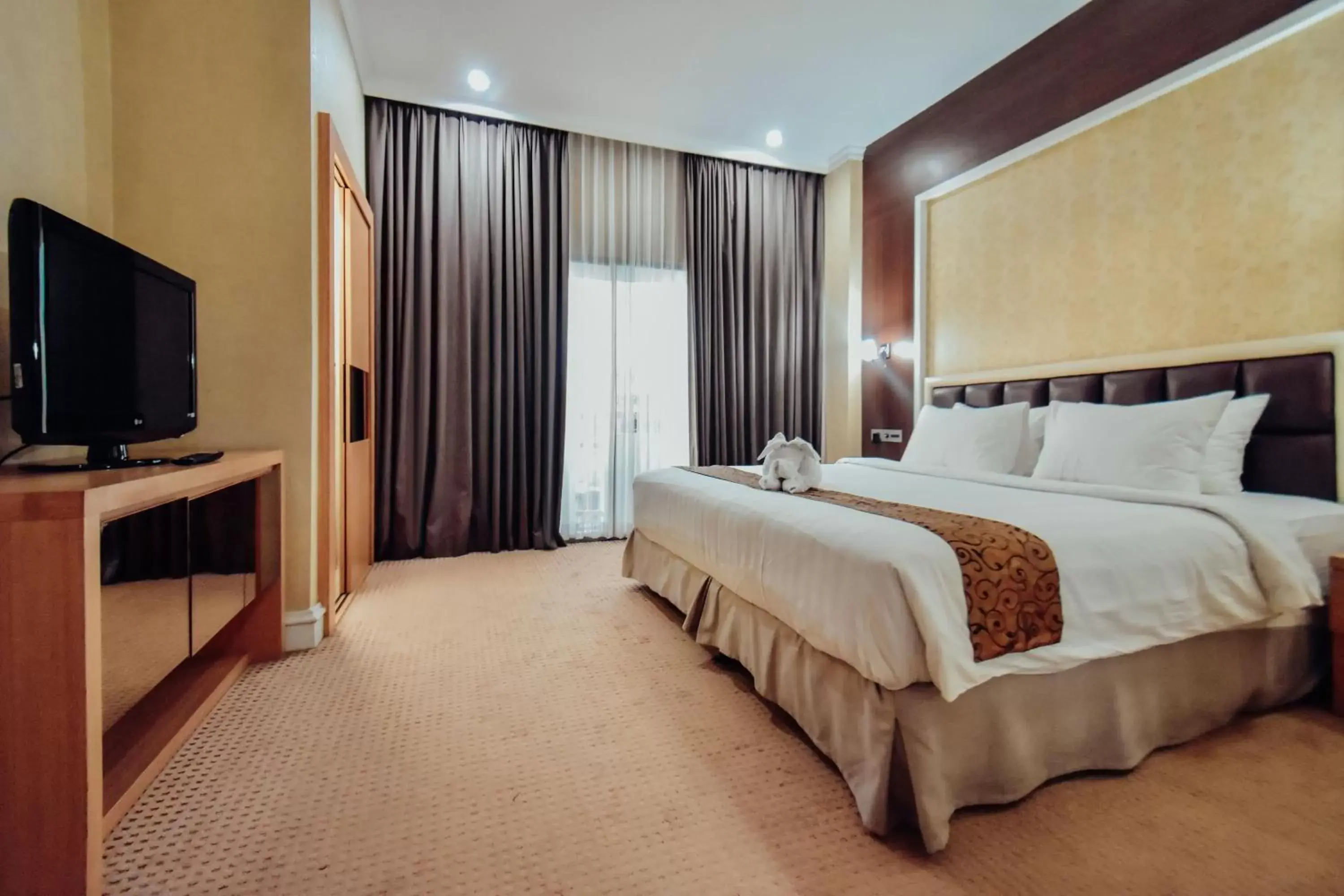 Bed in Surabaya Suites Hotel Powered by Archipelago