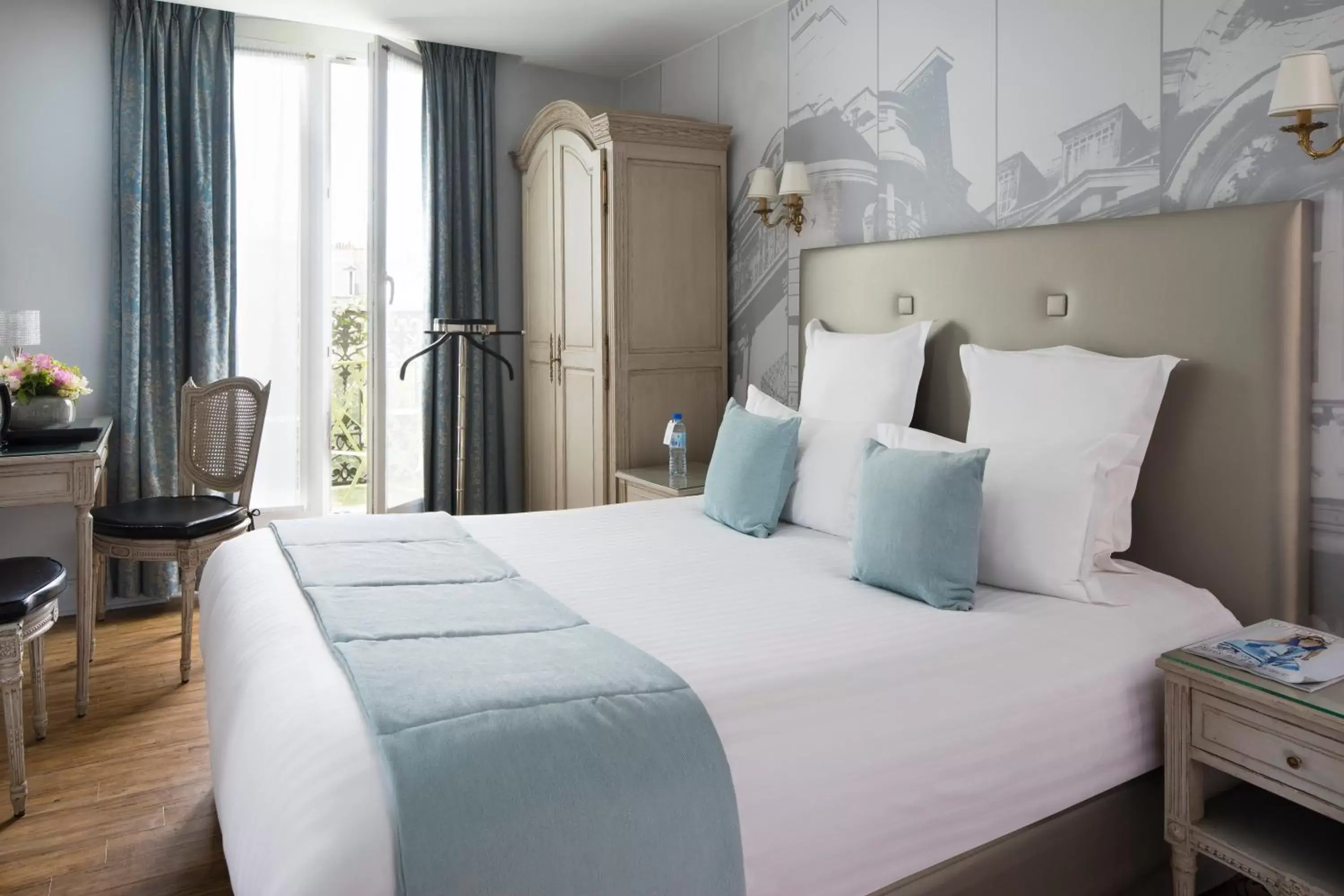 Bedroom, Bed in Hotel Plaza Elysées