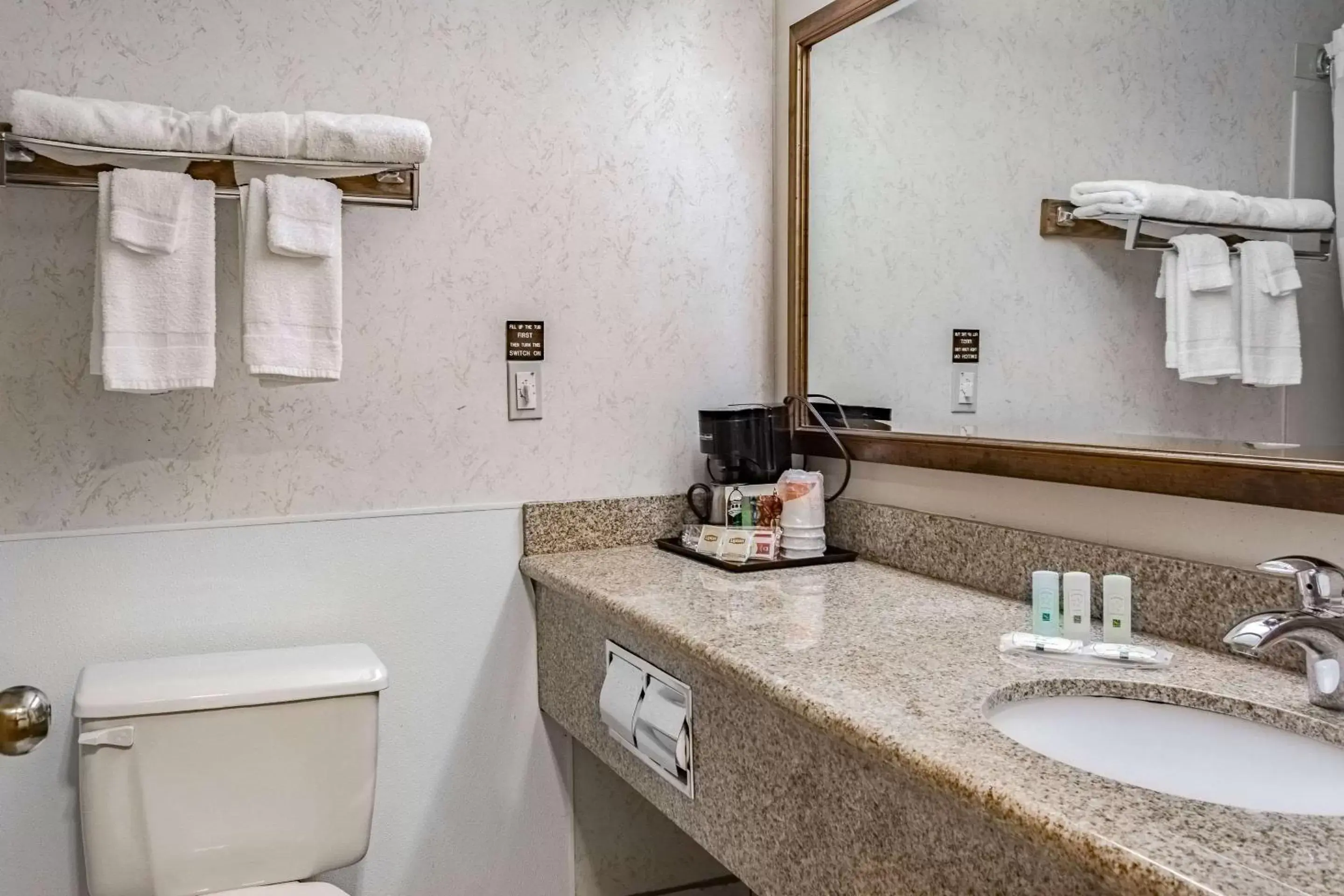 Photo of the whole room, Bathroom in Quality Inn & Suites Vancouver North