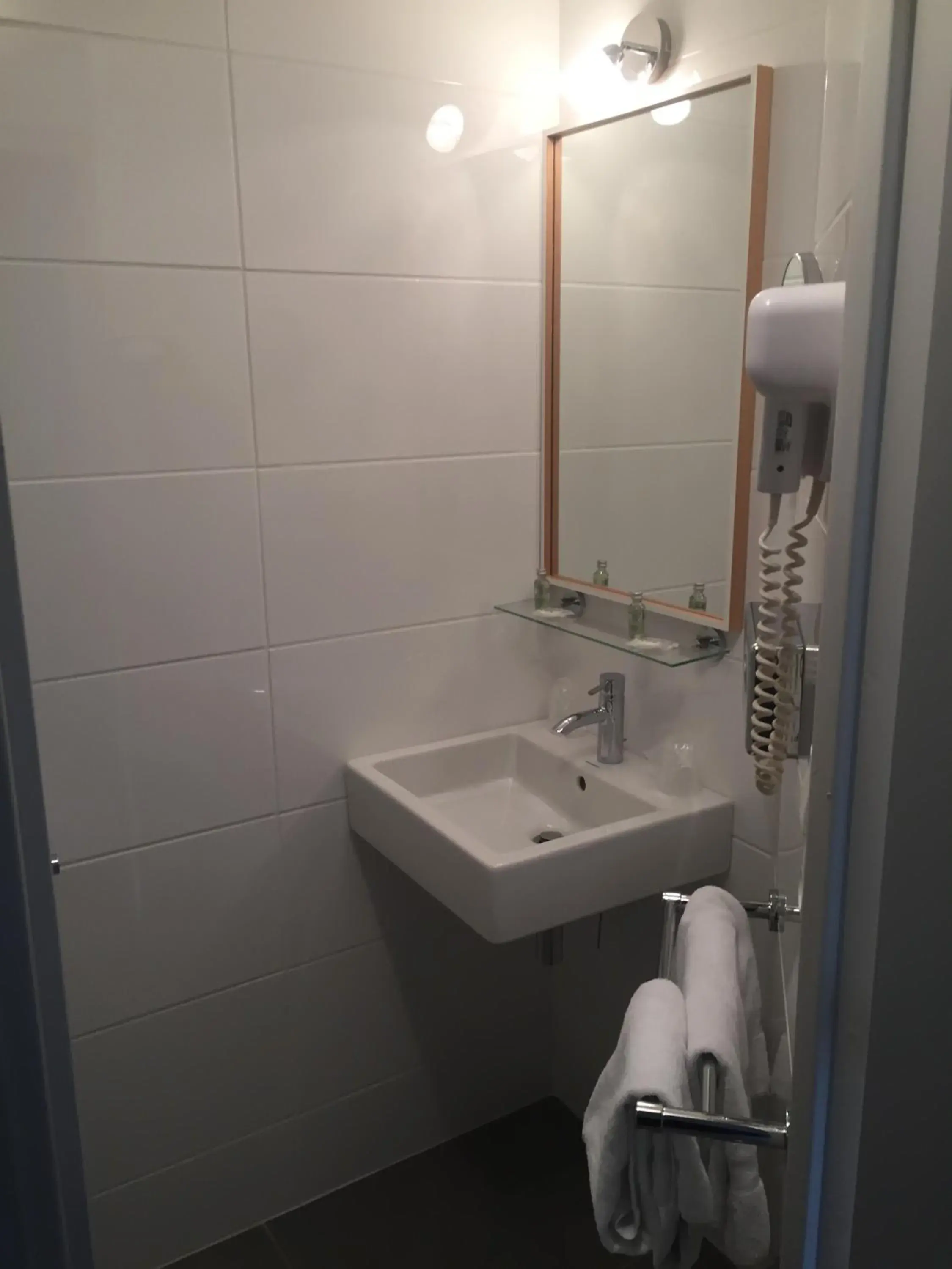 Bathroom in Hotel Acadie Eragny ( ex Comfort Hotel)