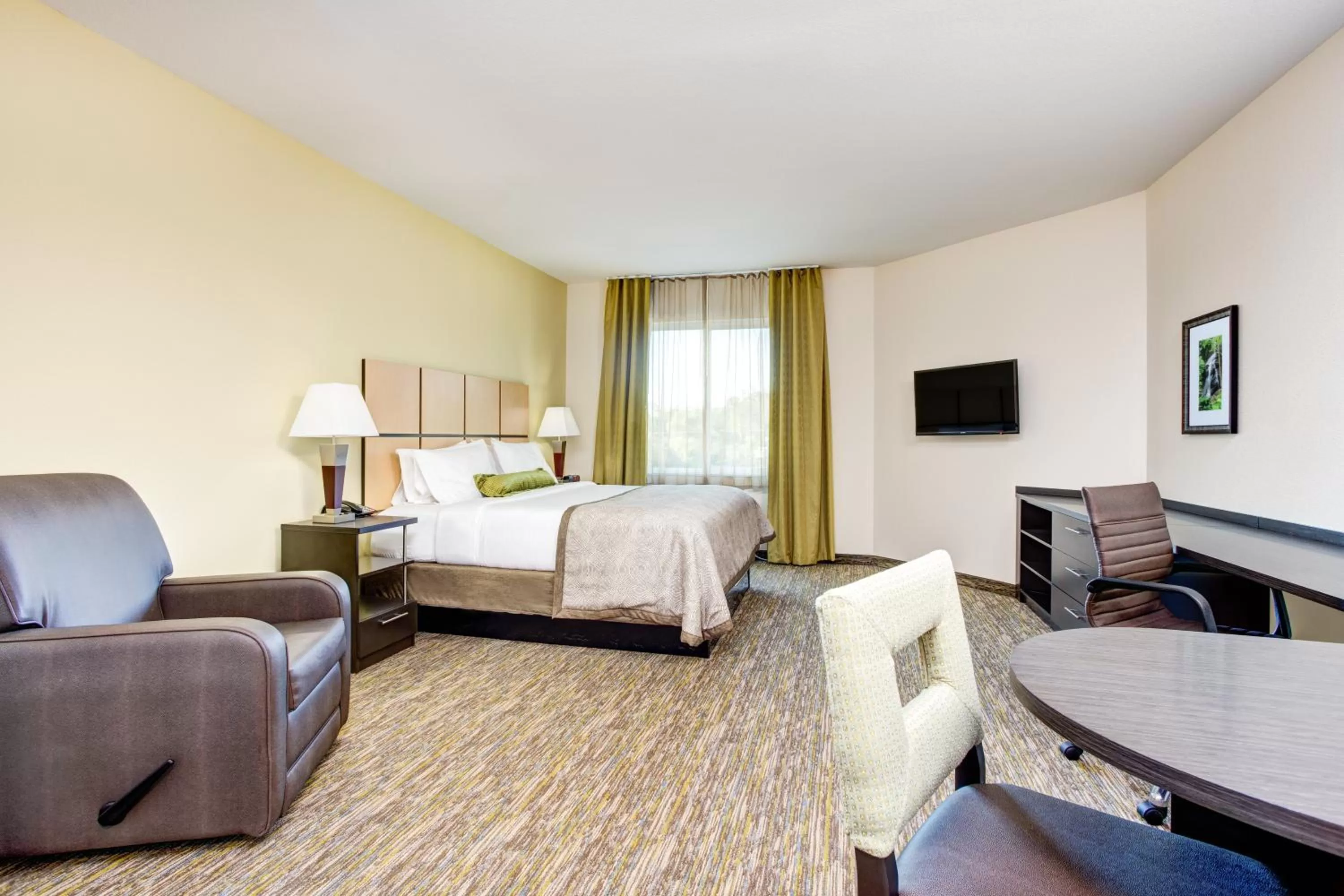 Bedroom, Bed in Candlewood Suites Cut Off - Galliano by IHG