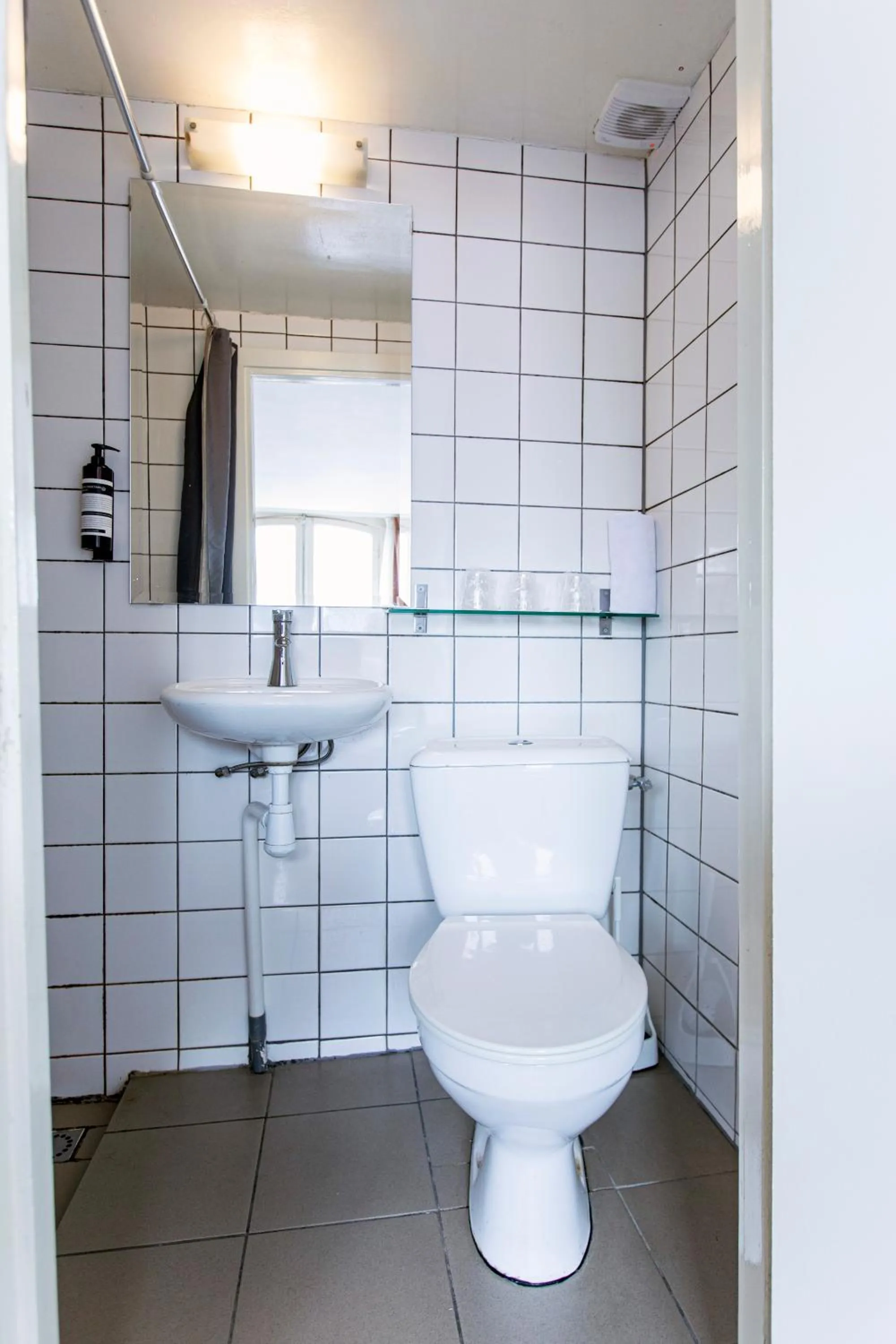 Toilet in Quentin Arrive Hotel