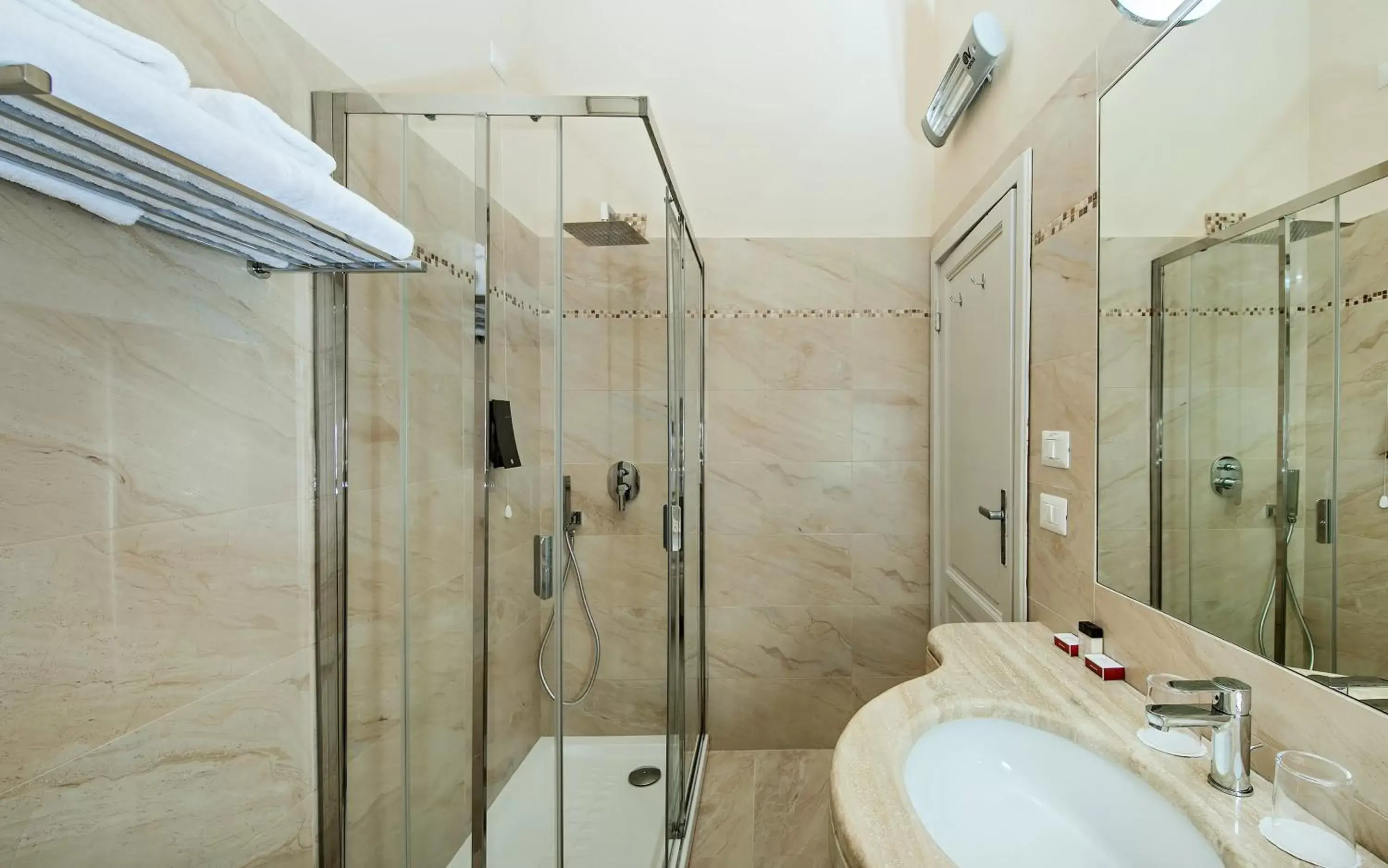 Shower in Hotel Ercolini & Savi