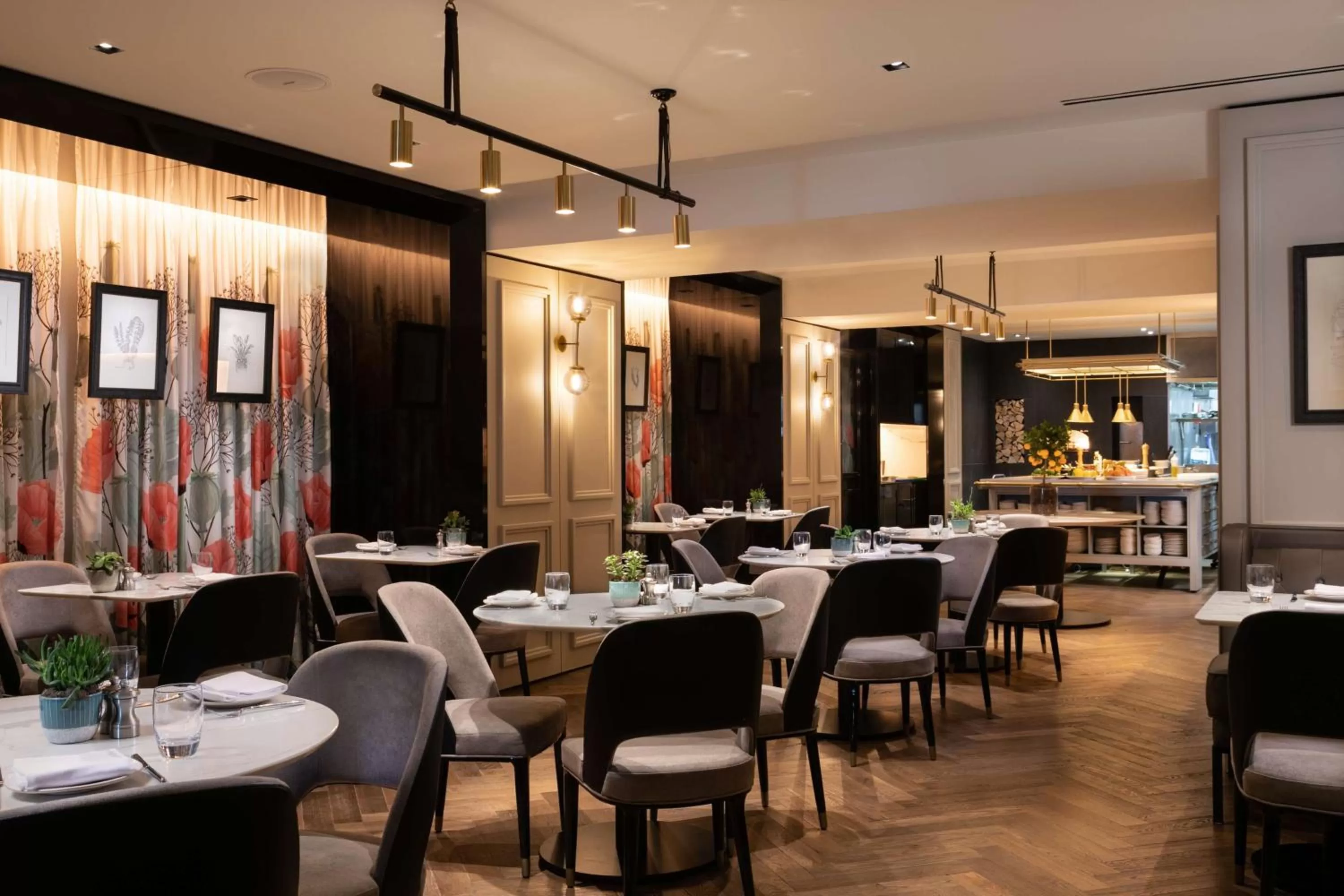 Restaurant/places to eat in Holmes Hotel London