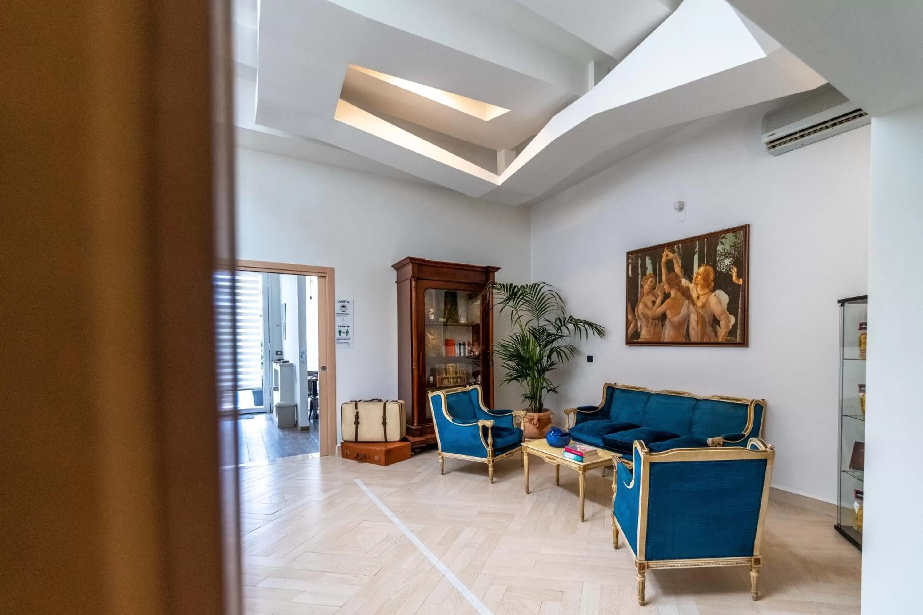 Communal lounge/ TV room in Villa Rocla guest house Pompei