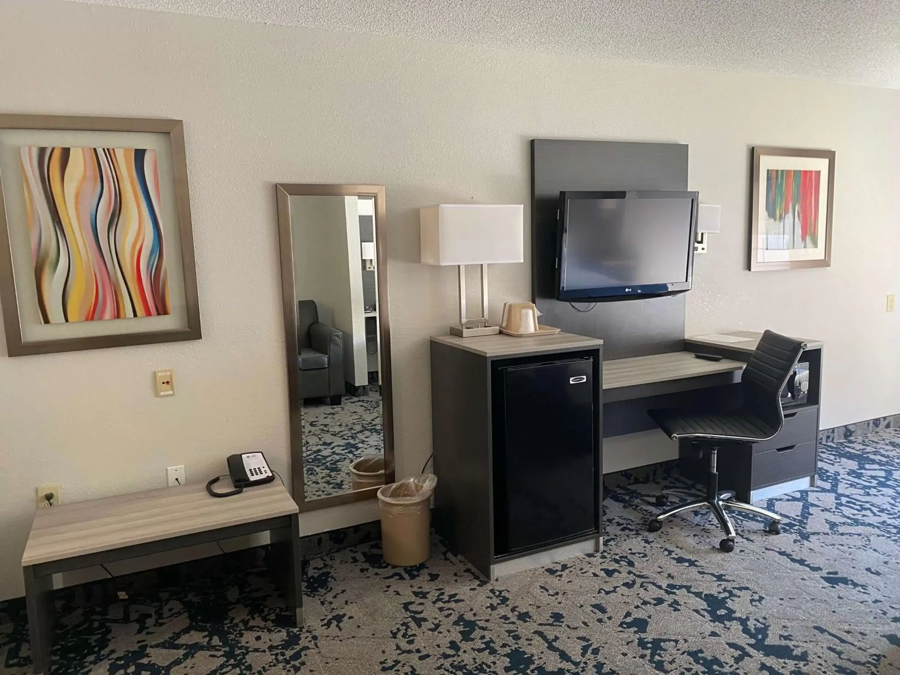 Photo of the whole room, TV/Entertainment Center in Best Western Allatoona Inn & Suites