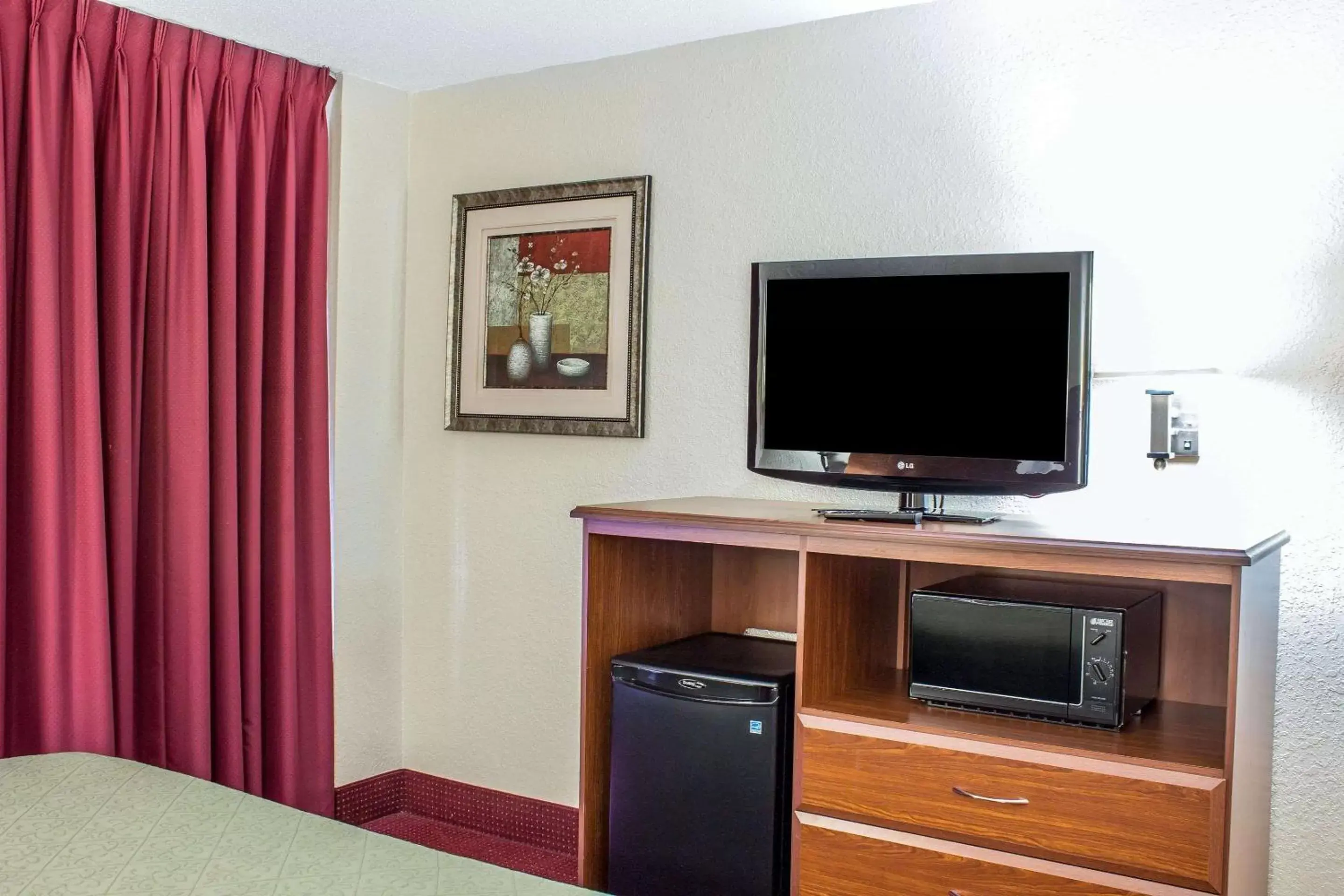 Photo of the whole room, TV/Entertainment Center in Quality Inn Selma