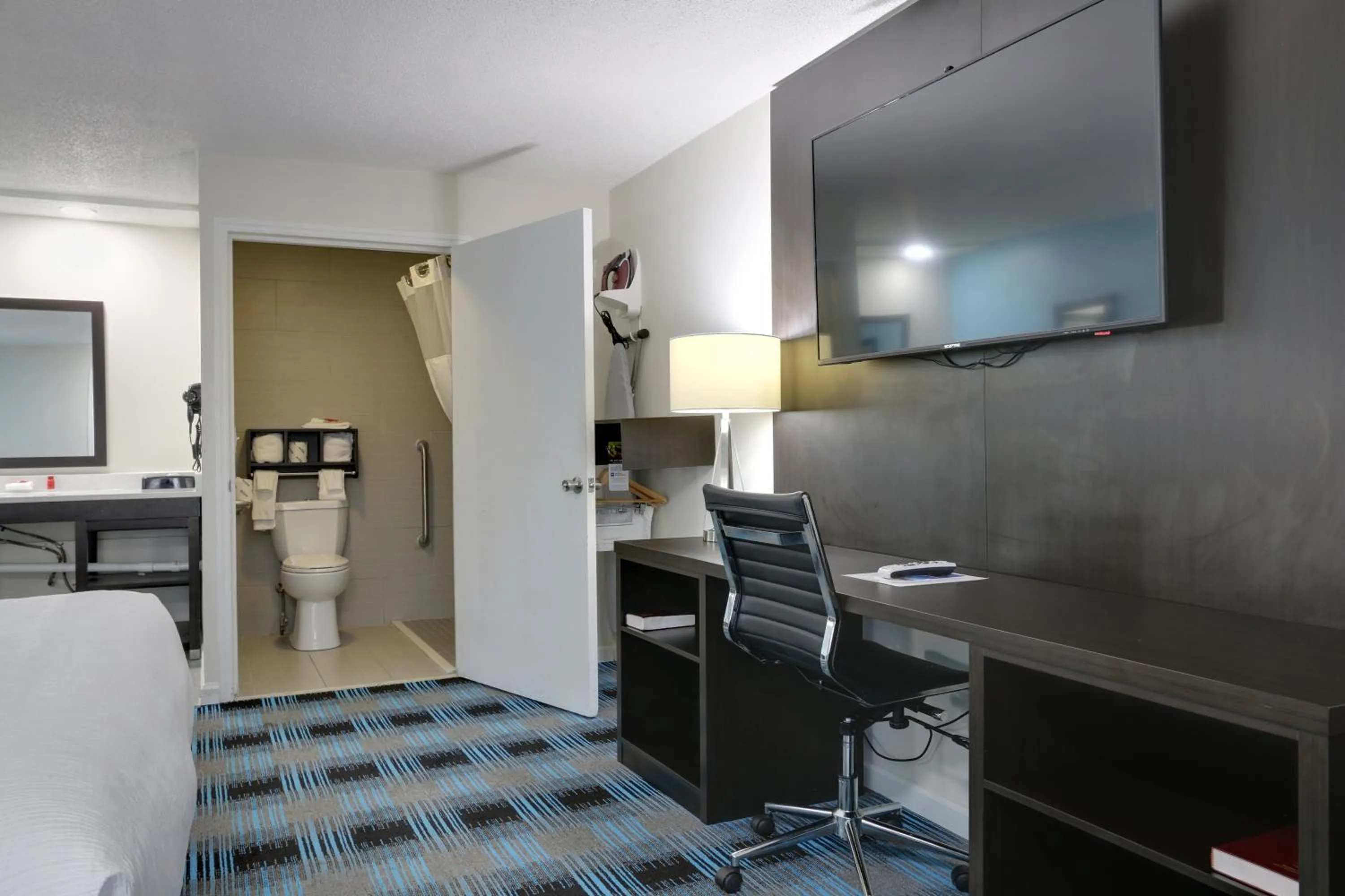 TV and multimedia in Travelodge by Wyndham Calhoun South I-75