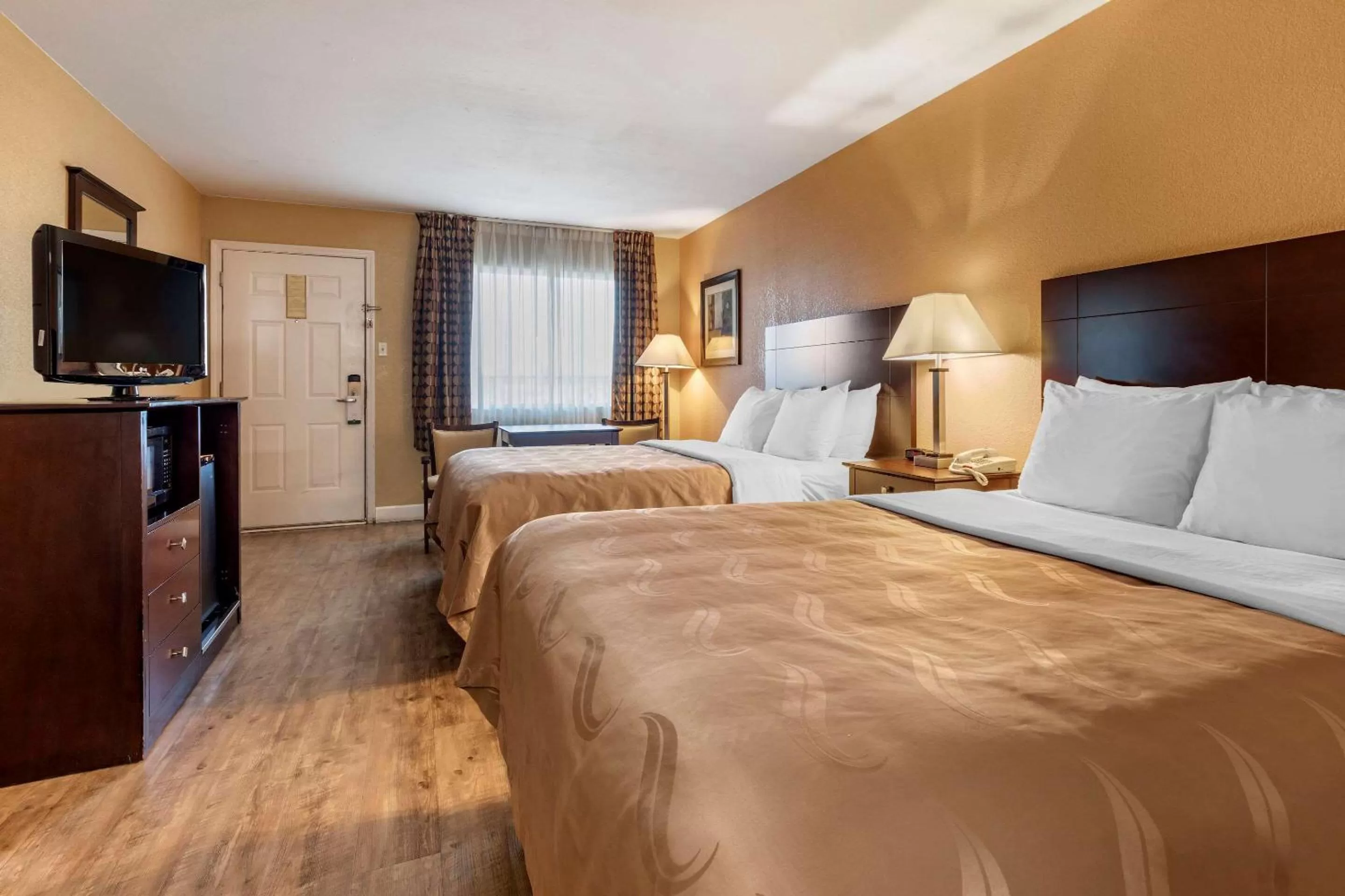 Photo of the whole room, Bed in Quality Inn Russellville I-40