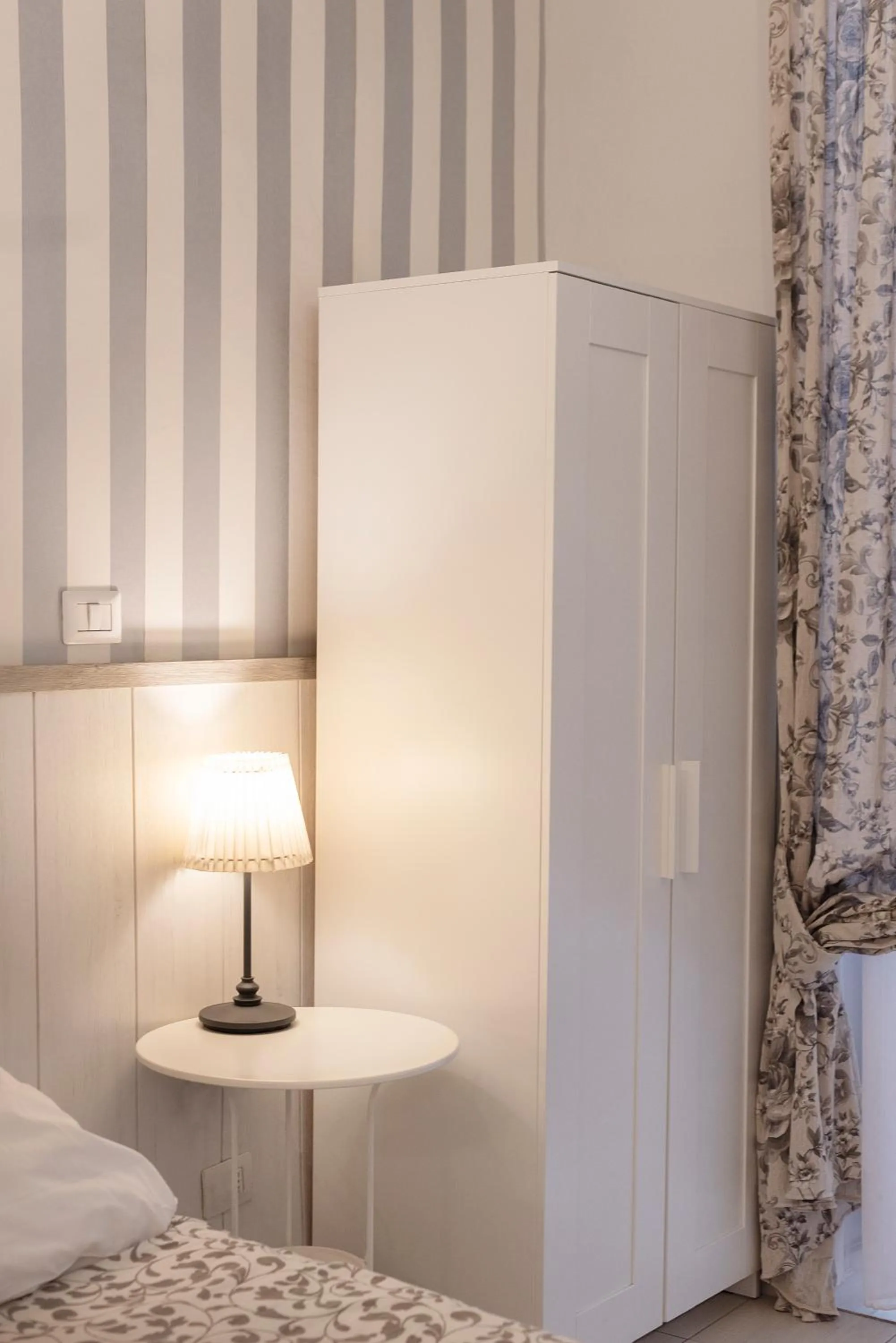 wardrobe, Bed in B&B Dei Decumani