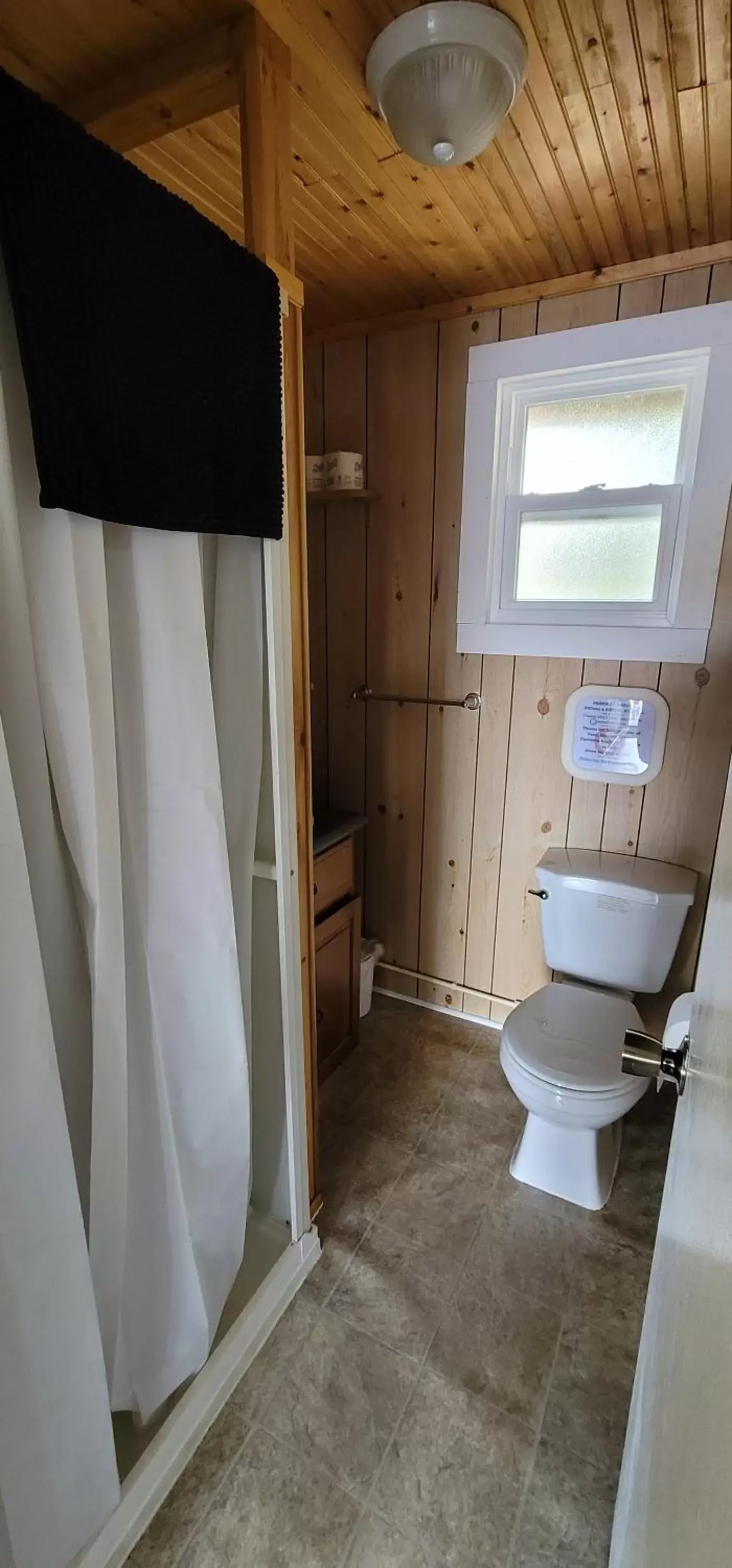 Bathroom in Parkway Cottage Resort and Trading Post