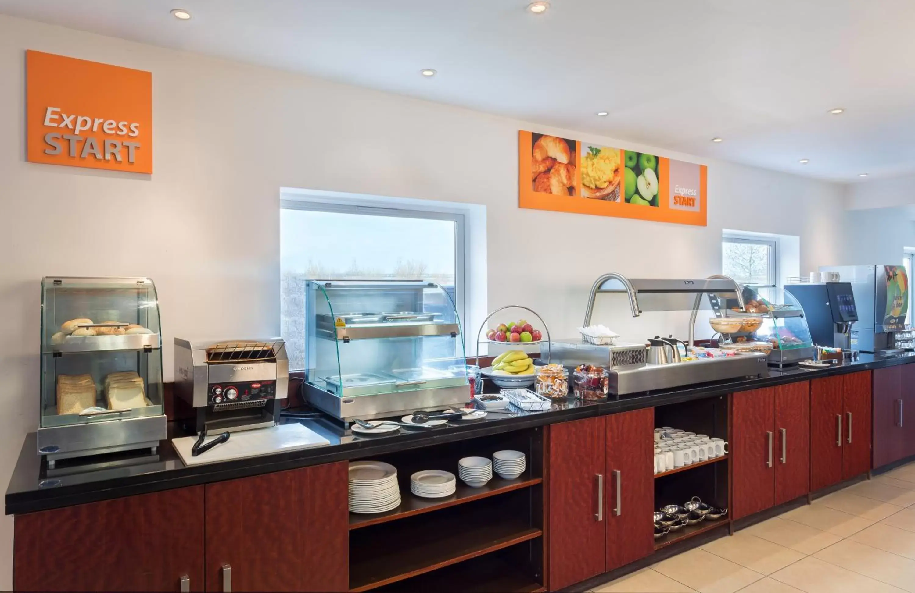 Breakfast, Restaurant/Places to Eat in Holiday Inn Express Braintree, an IHG Hotel