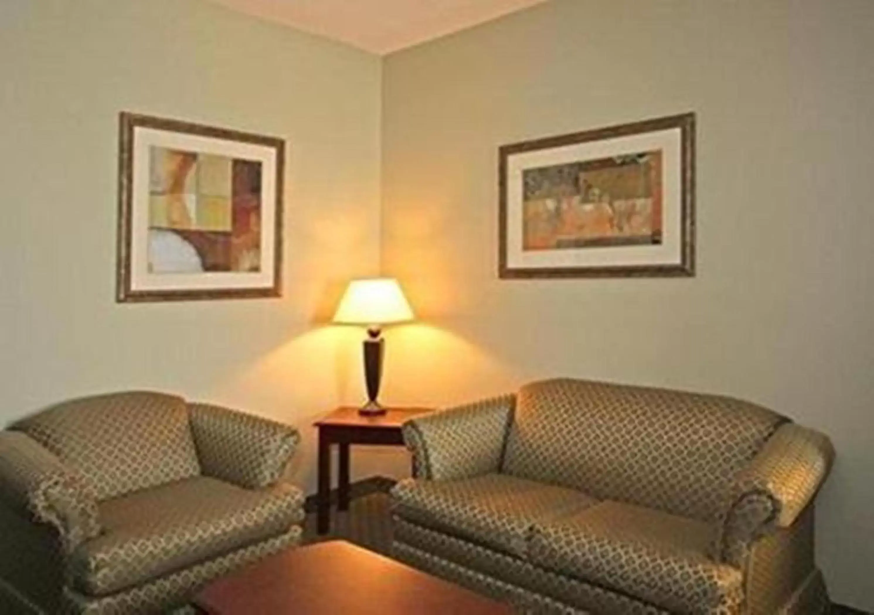 Living room, Seating Area in Heritage Inn and Suites