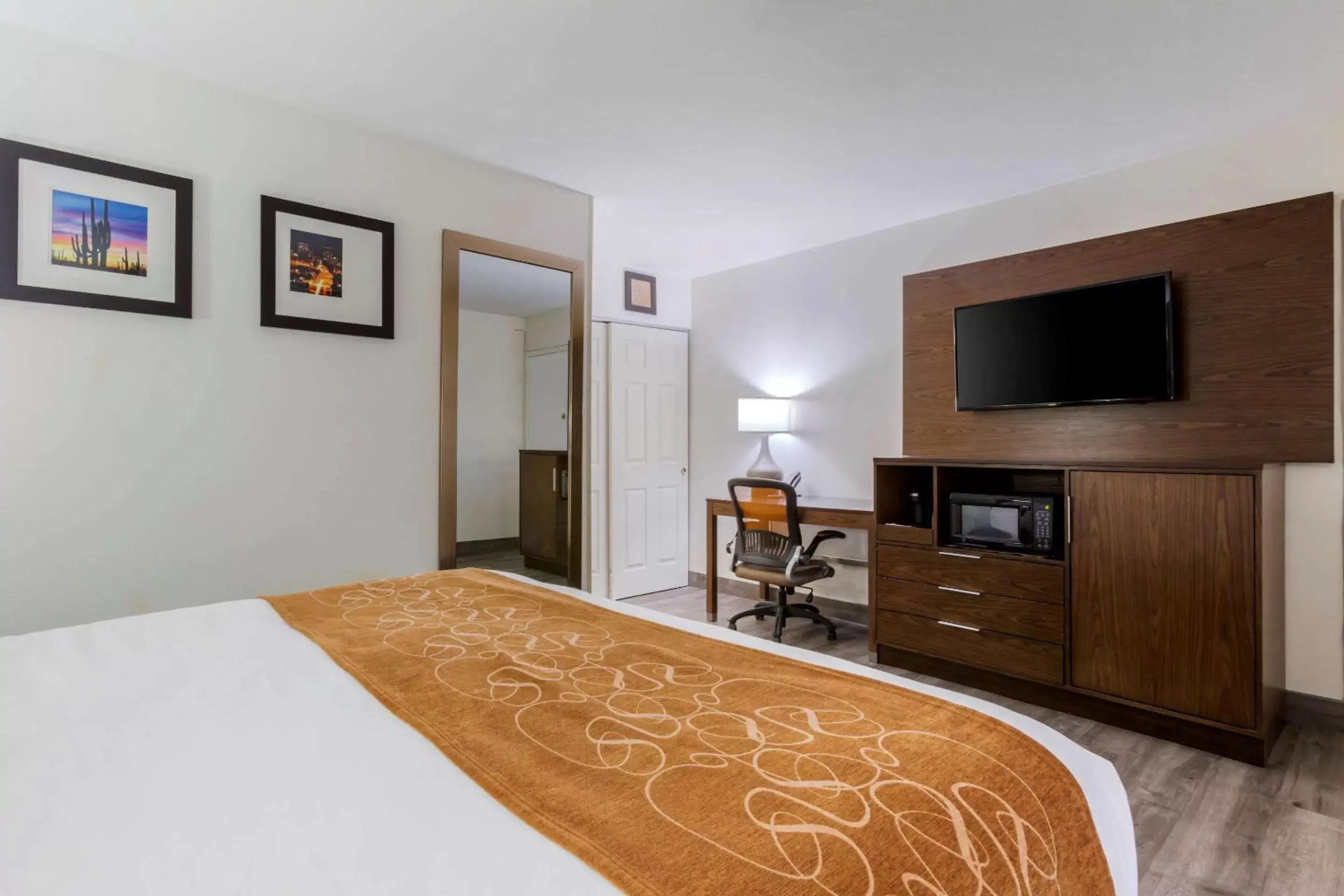 Bedroom, Bed in Comfort Suites At Sabino Canyon