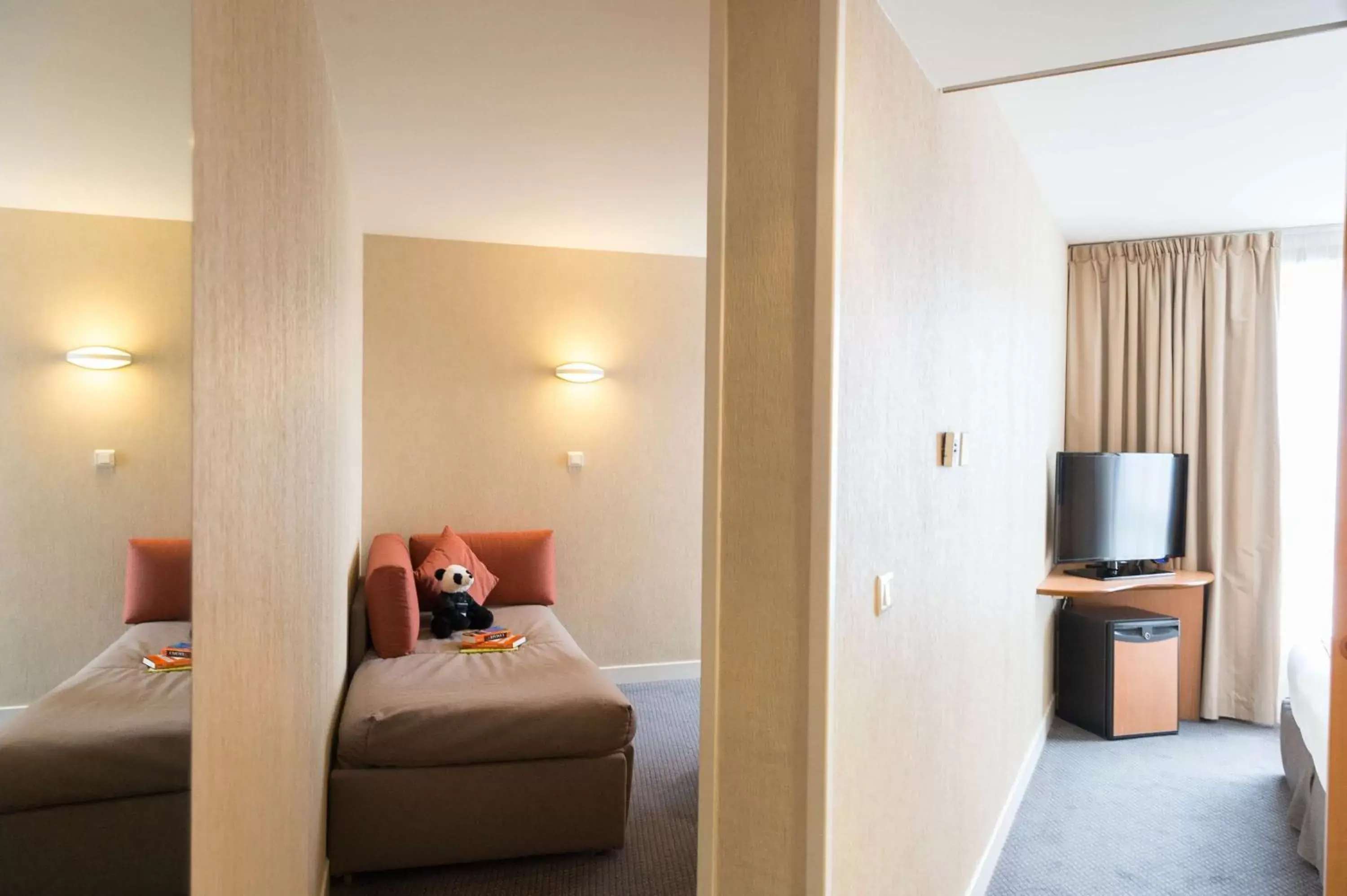 Photo of the whole room, Bed in Best Western Plus Paris Saclay (ex: Val de Bièvre)