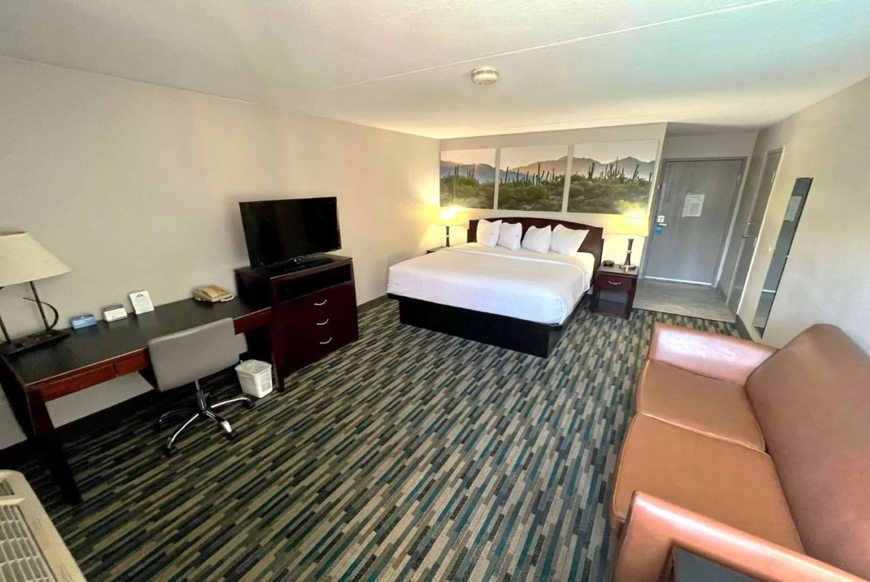 Standard King Room - Non Smoking (No Pets Allowed) in Days Hotel by Wyndham Mesa Near Phoenix Standard King Room - Non Smoking (No Pets Allowed) in Days Hotel by Wyndham Mesa Near Phoenix