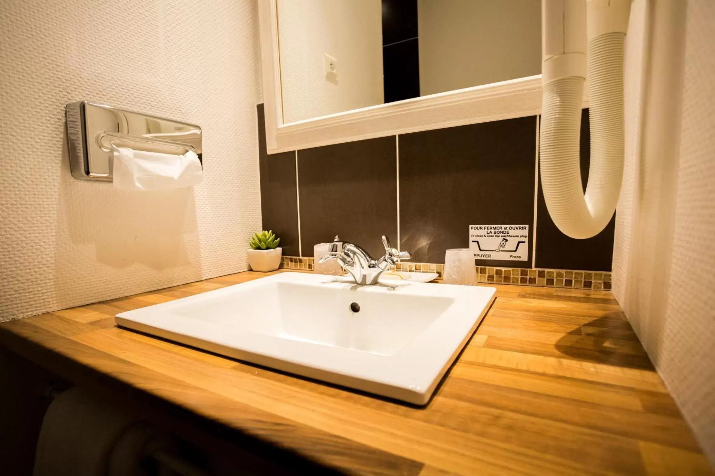 Bathroom in Best Western Hôtel Des Voyageurs