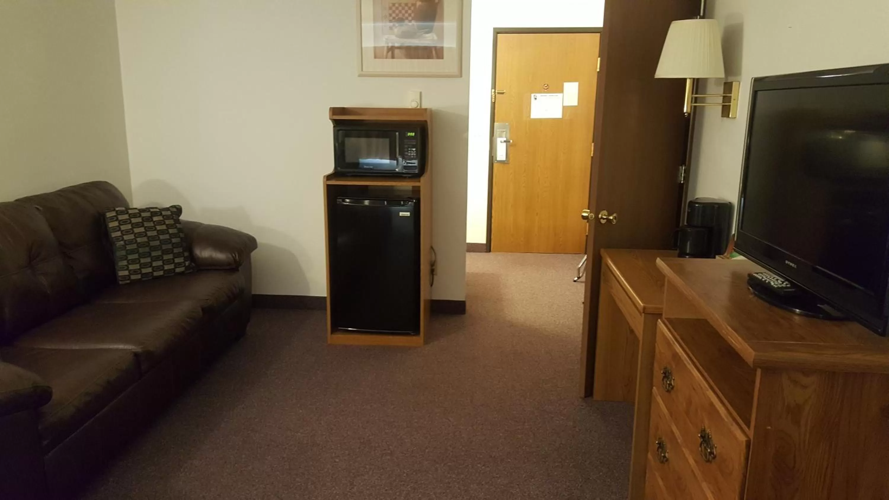 TV and multimedia in Rodeway Inn Gateway to Medora T-Roosevelt & Makoshika State Park