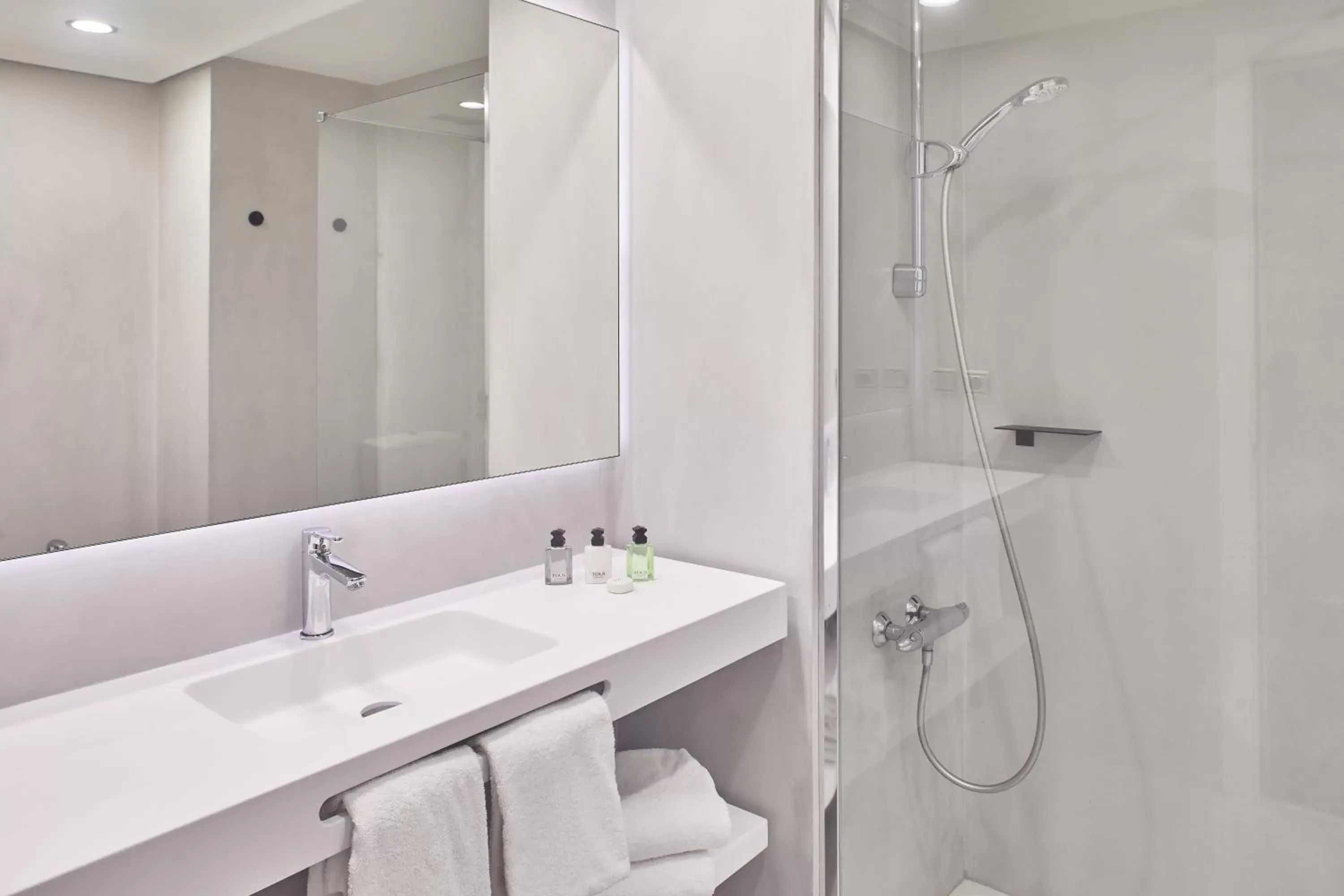 Shower, Bathroom in Hotel Silken Amara Plaza