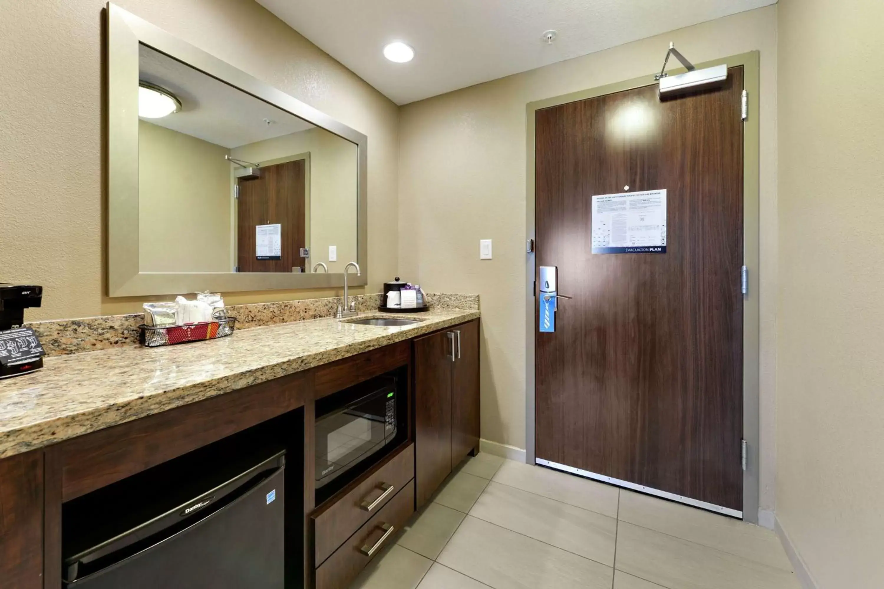 Kitchen or kitchenette, Bathroom in Hampton Inn & Suites Gulfport