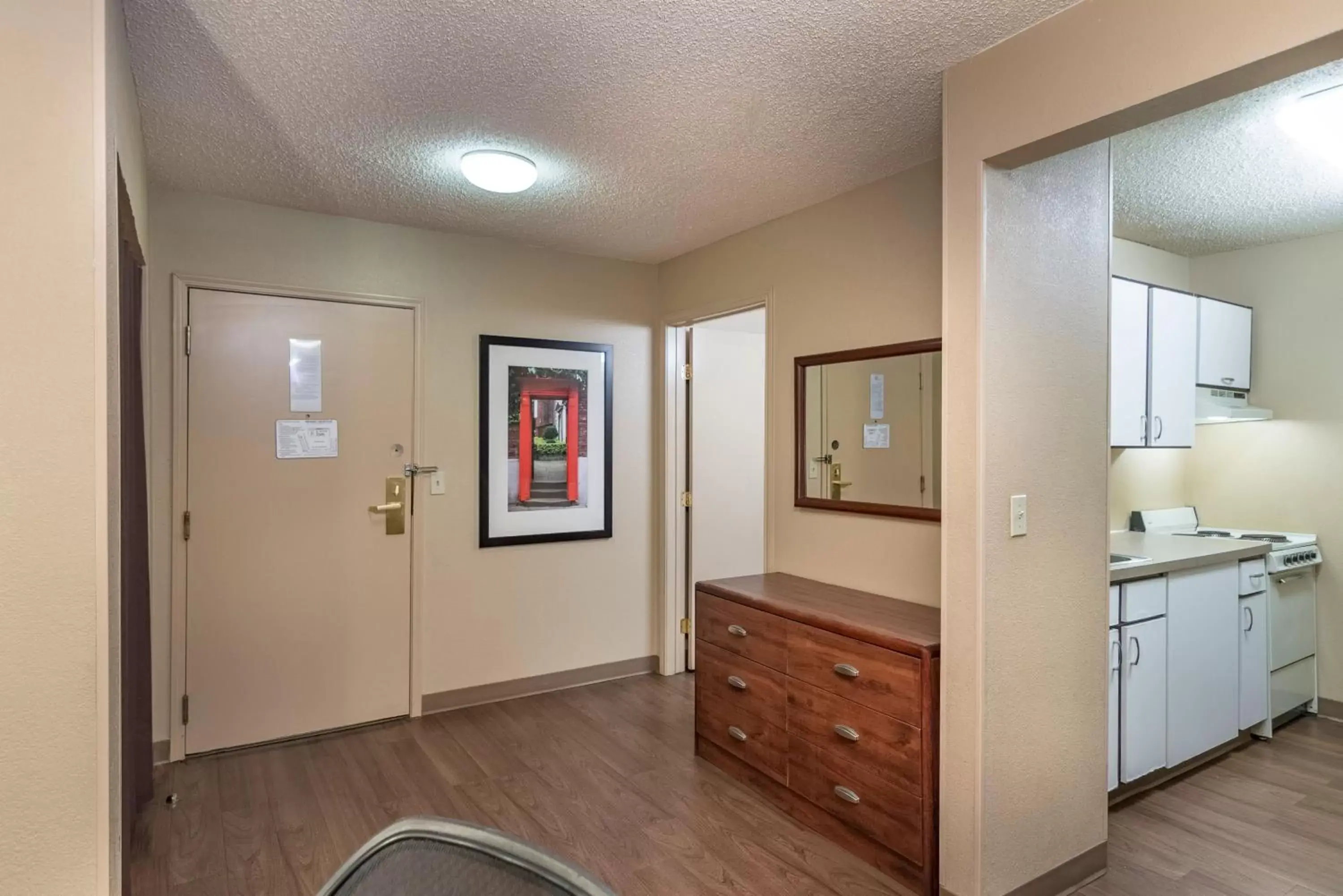 Kitchen or kitchenette, TV/Entertainment Center in Extended Stay America Suites - Oklahoma City - Northwest