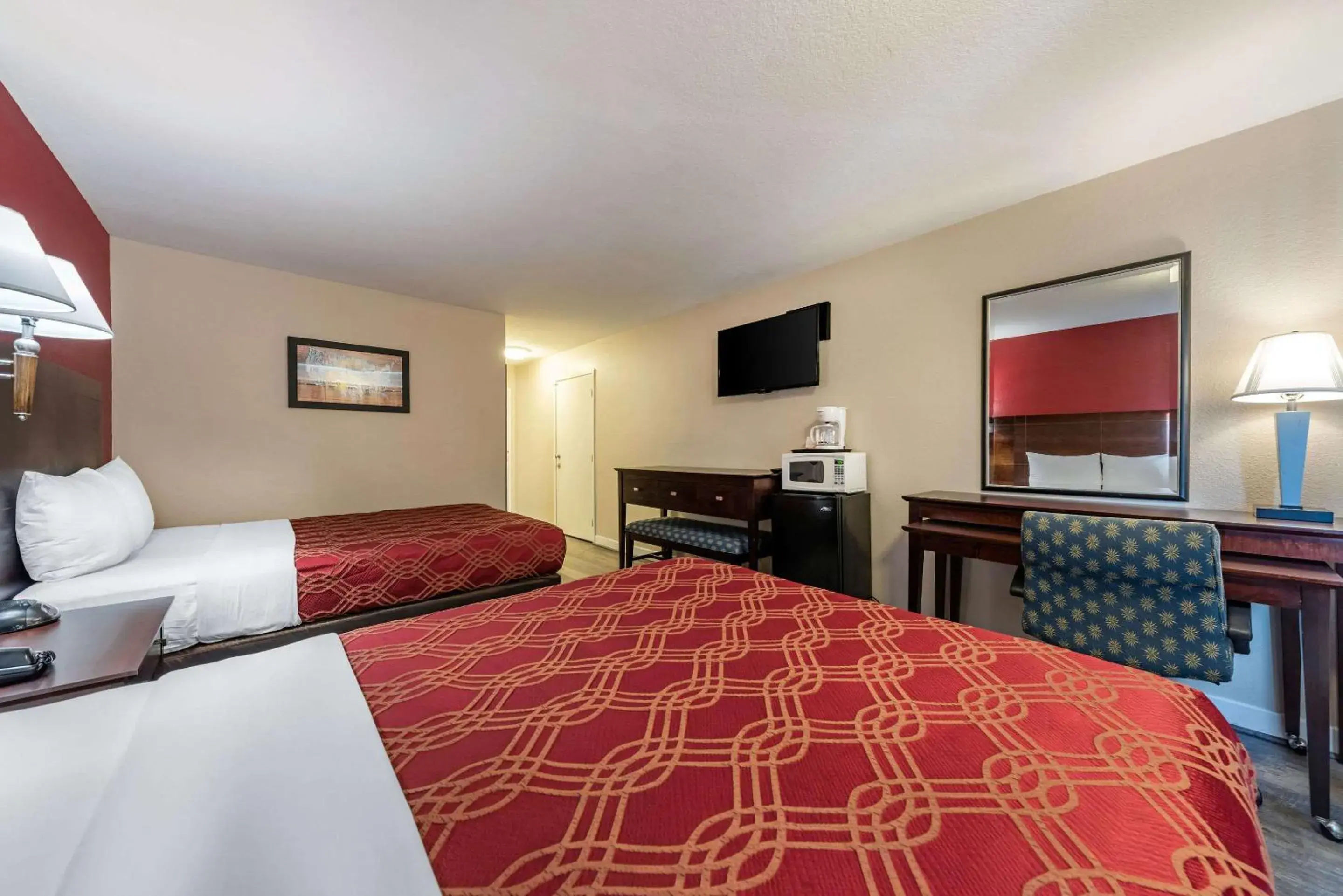 Photo of the whole room, Bed in Econo Lodge Bay Breeze