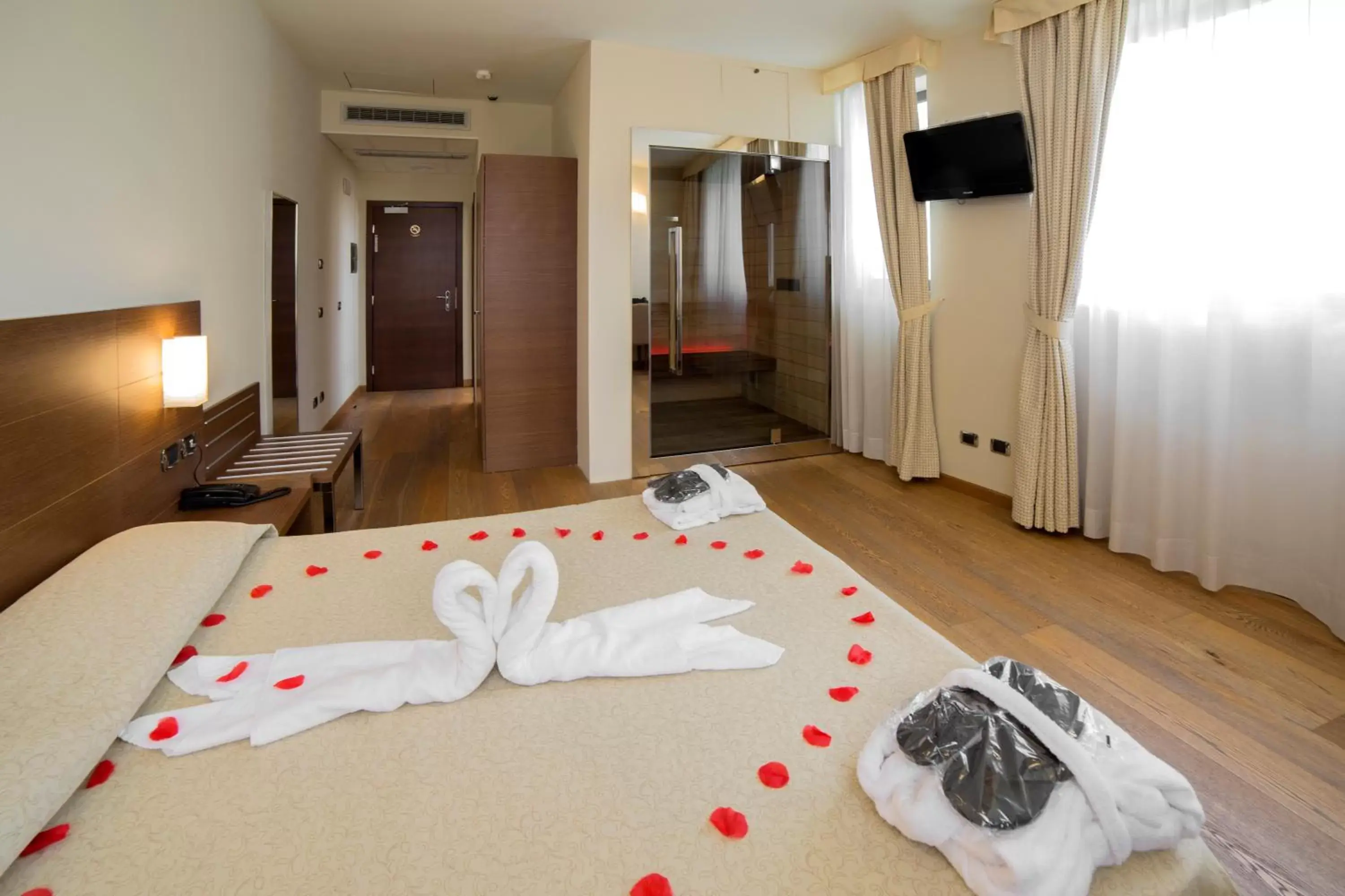 Shower, Bed in Hotel Lovere Resort & Spa