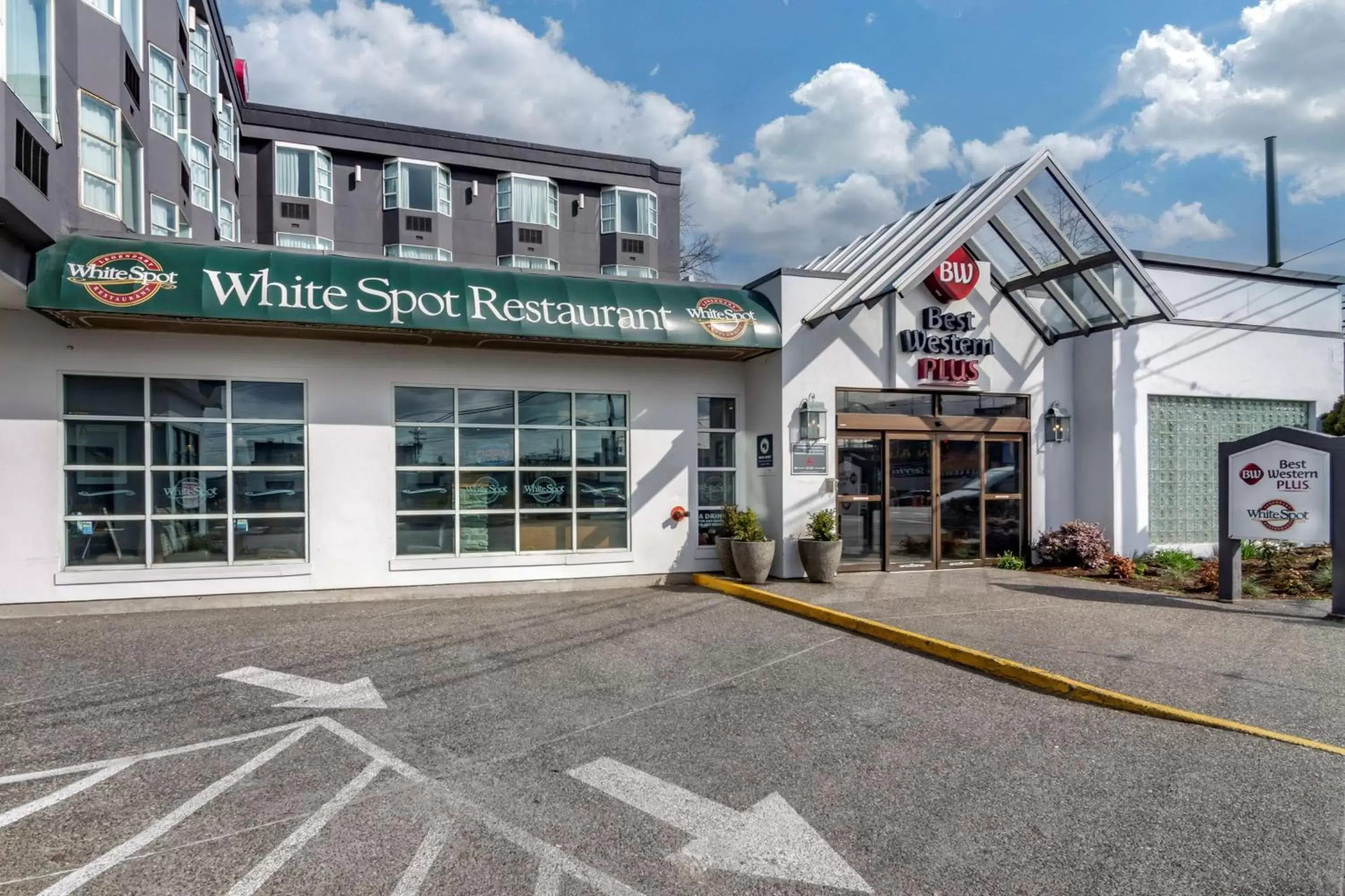 Property building in Best Western Plus Vancouver Airport Hotel Property building in Best Western Plus Vancouver Airport Hotel