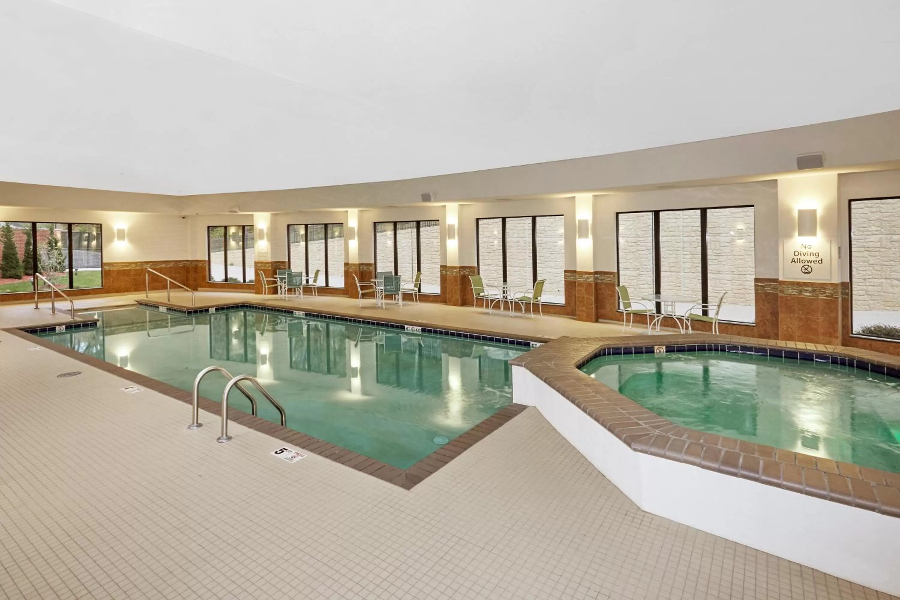 Swimming pool in Holiday Inn Express and Suites Columbia University Area by IHG