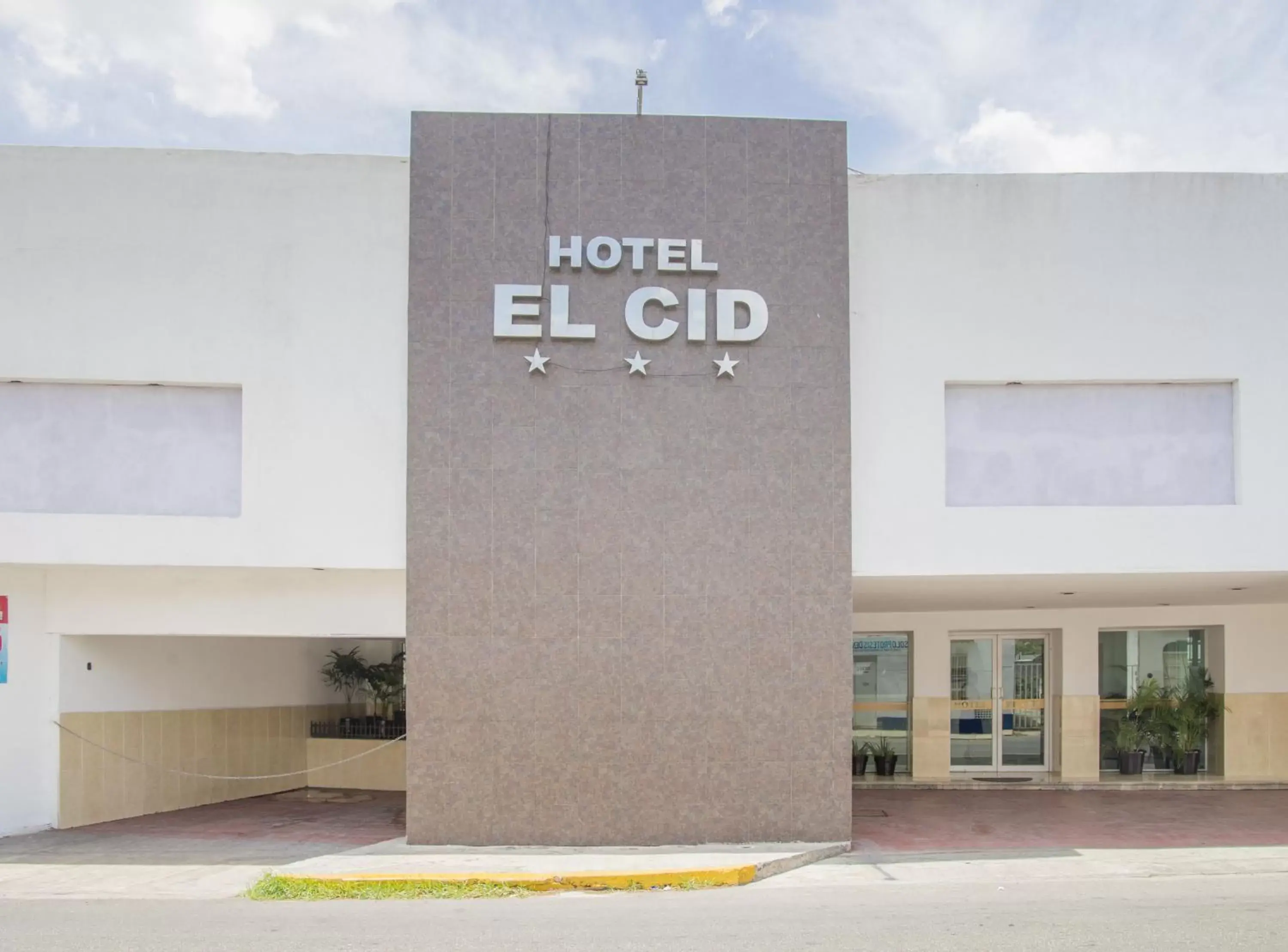 Facade/entrance in Hotel El Cid