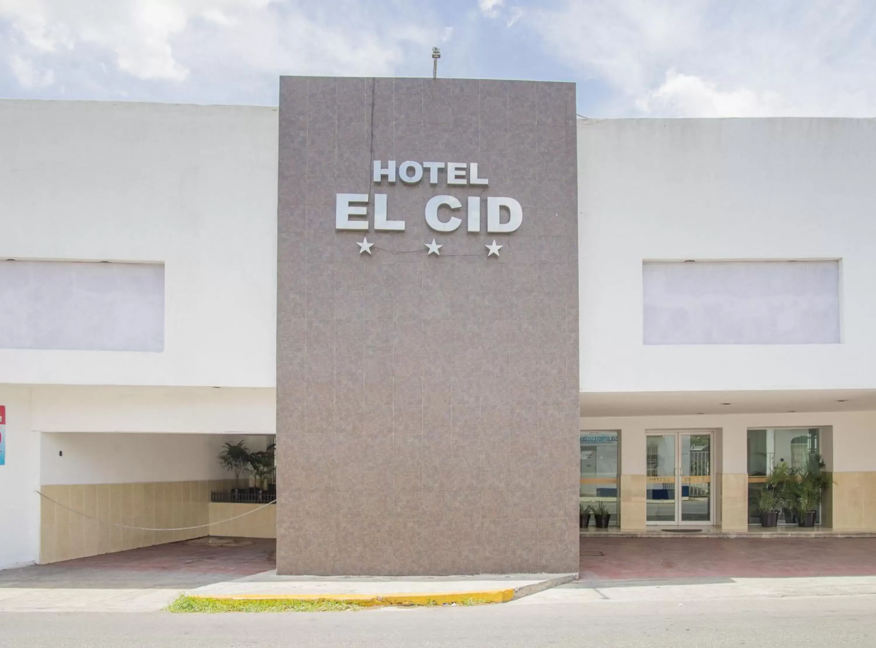 Facade/entrance in Hotel El Cid Facade/entrance in Hotel El Cid