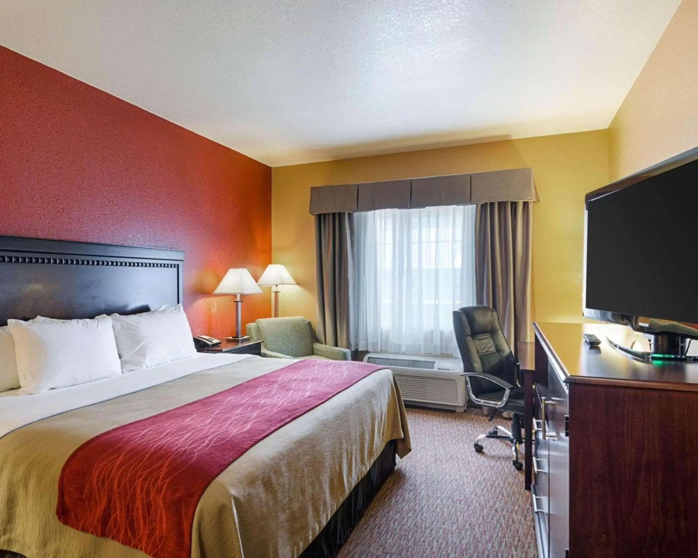 Photo of the whole room, Bed in Comfort Inn & Suites Orange