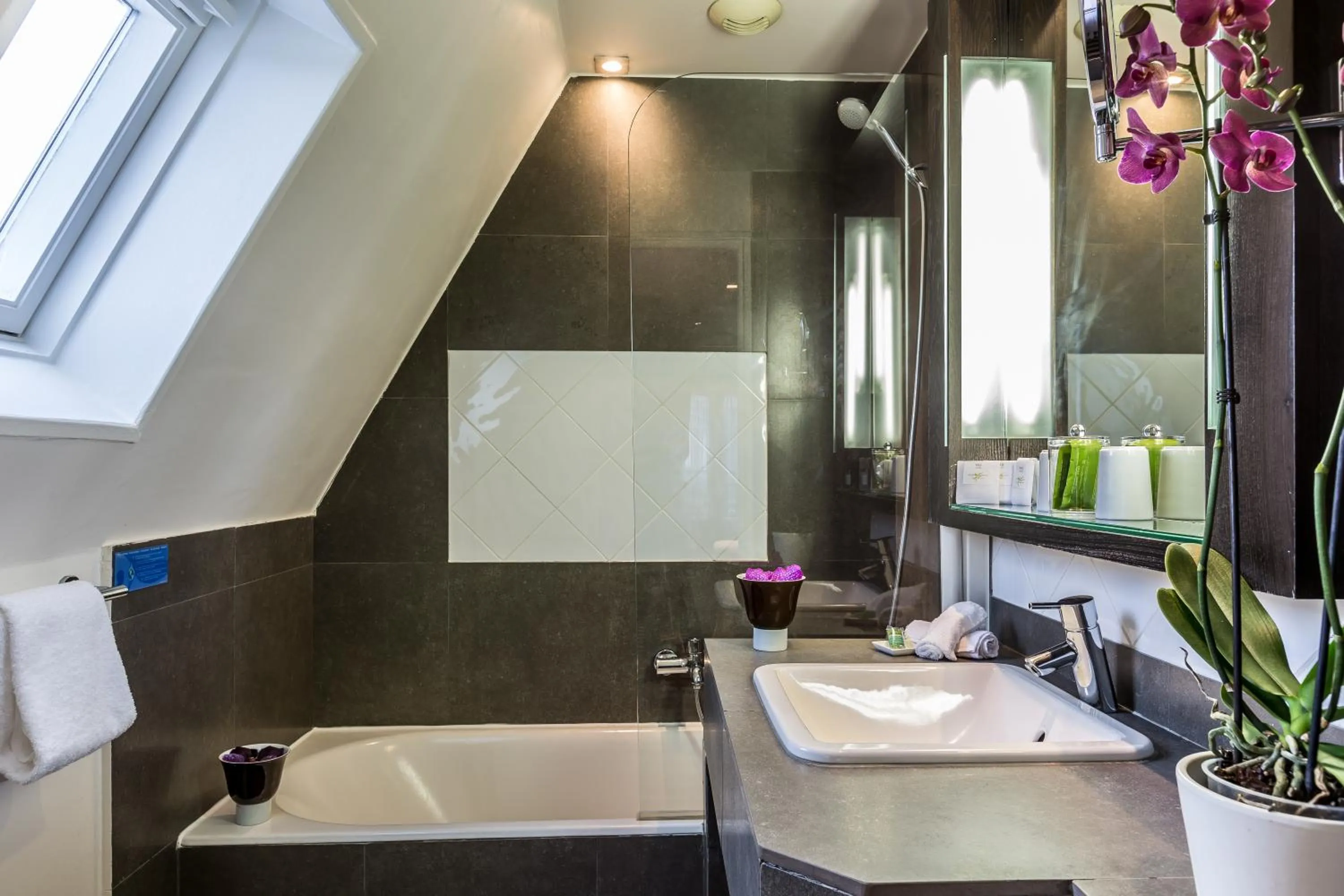 Bathroom in Hotel Duret Paris Champs Elysées