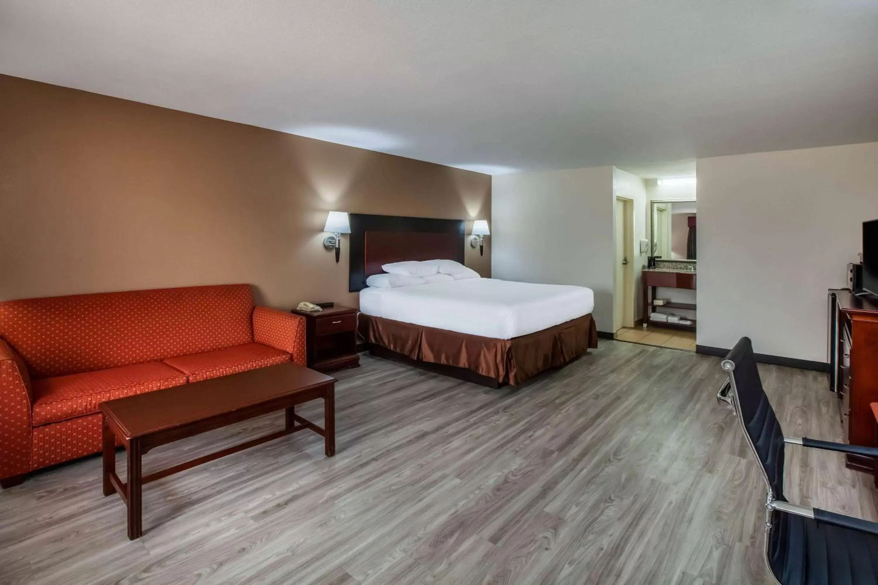 Photo of the whole room, Bed in Days Inn & Suites by Wyndham Tyler