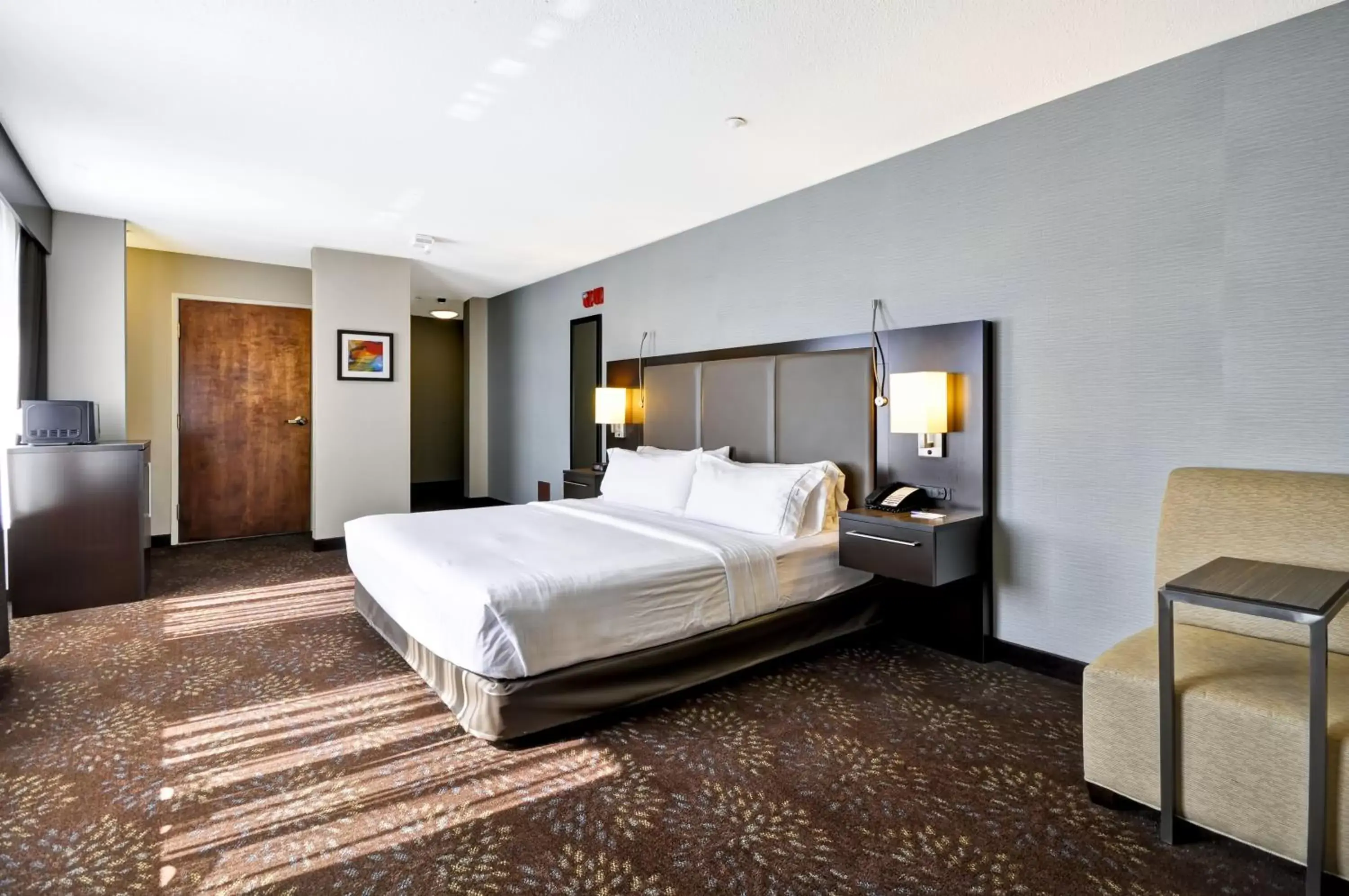 Photo of the whole room, Bed in Holiday Inn Express Romulus / Detroit Airport, an IHG Hotel