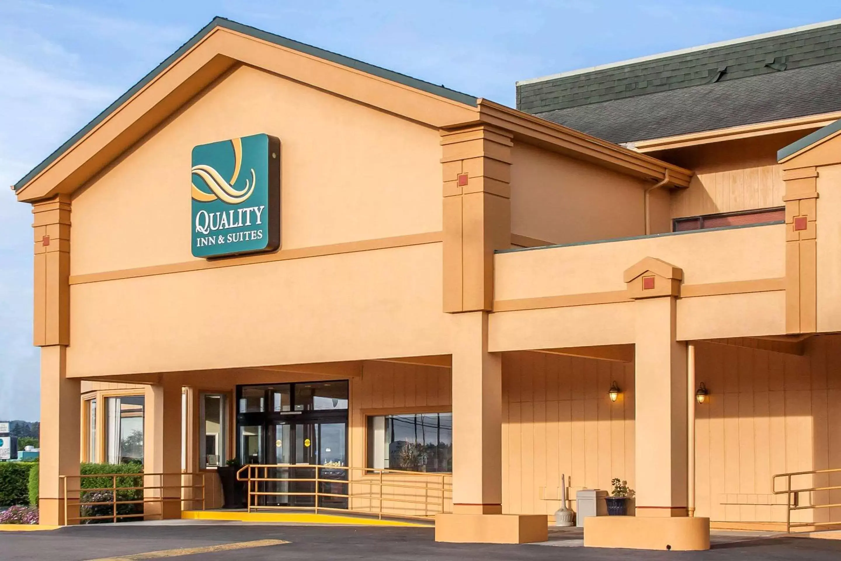 Property Building in Quality Inn & Suites at Coos Bay