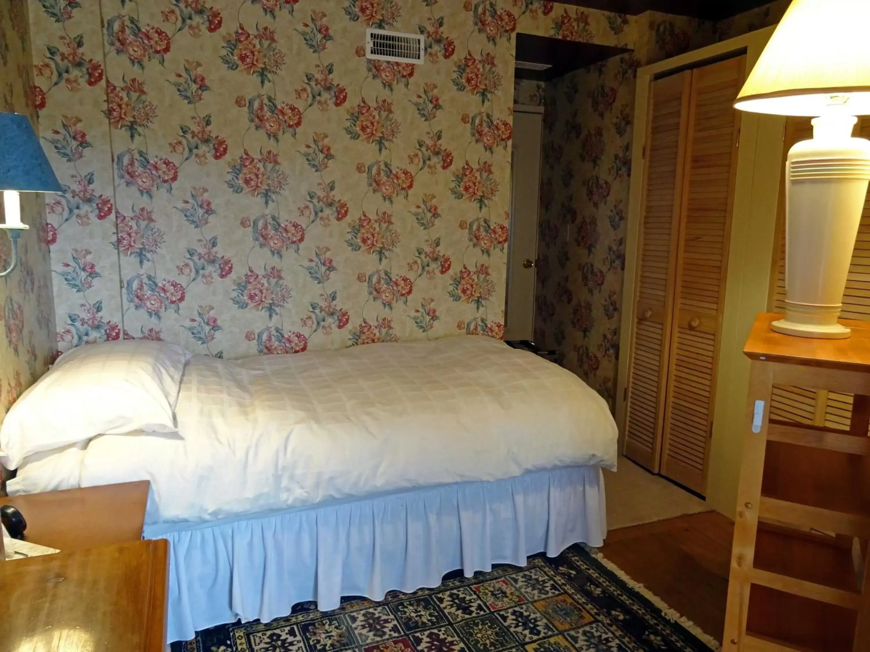 Single Room with Lake View - single occupancy in Eagle's Nest Resort