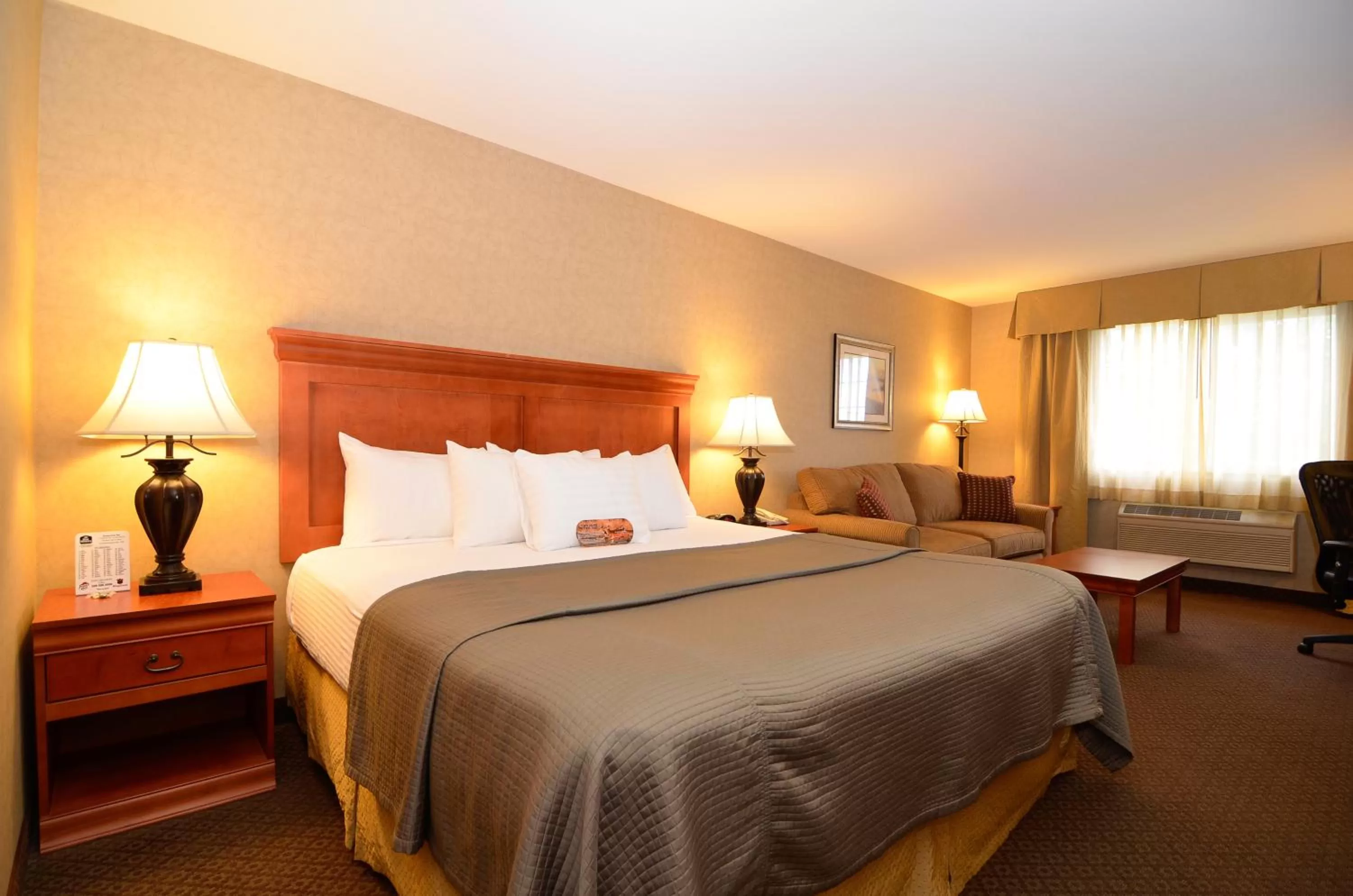 King Suite with Jetted Tub - Disability Access/Non-Smoking in Best Western Plus Kennewick Inn