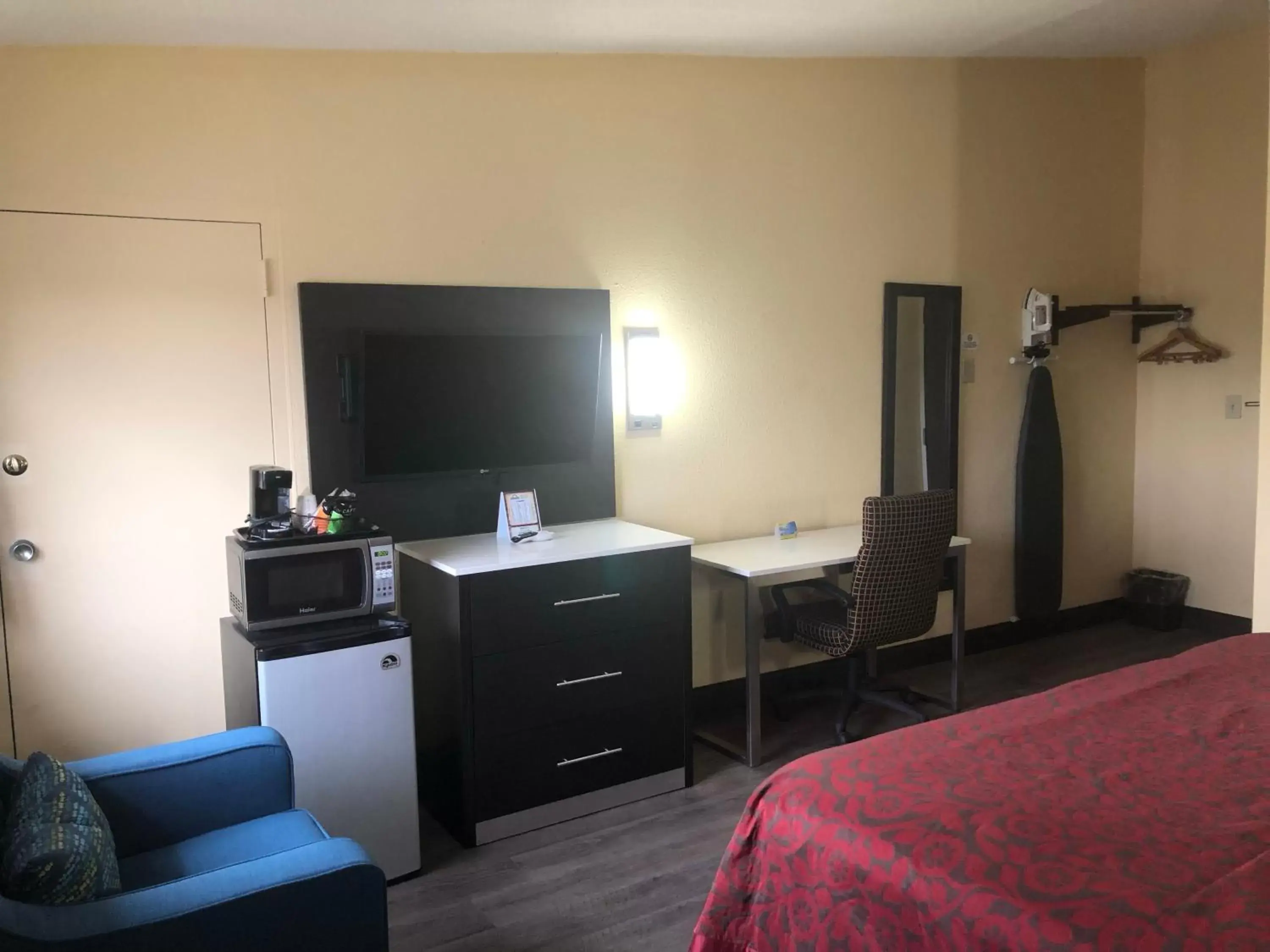 Bedroom, TV/Entertainment Center in Days Inn by Wyndham Grove City Columbus South