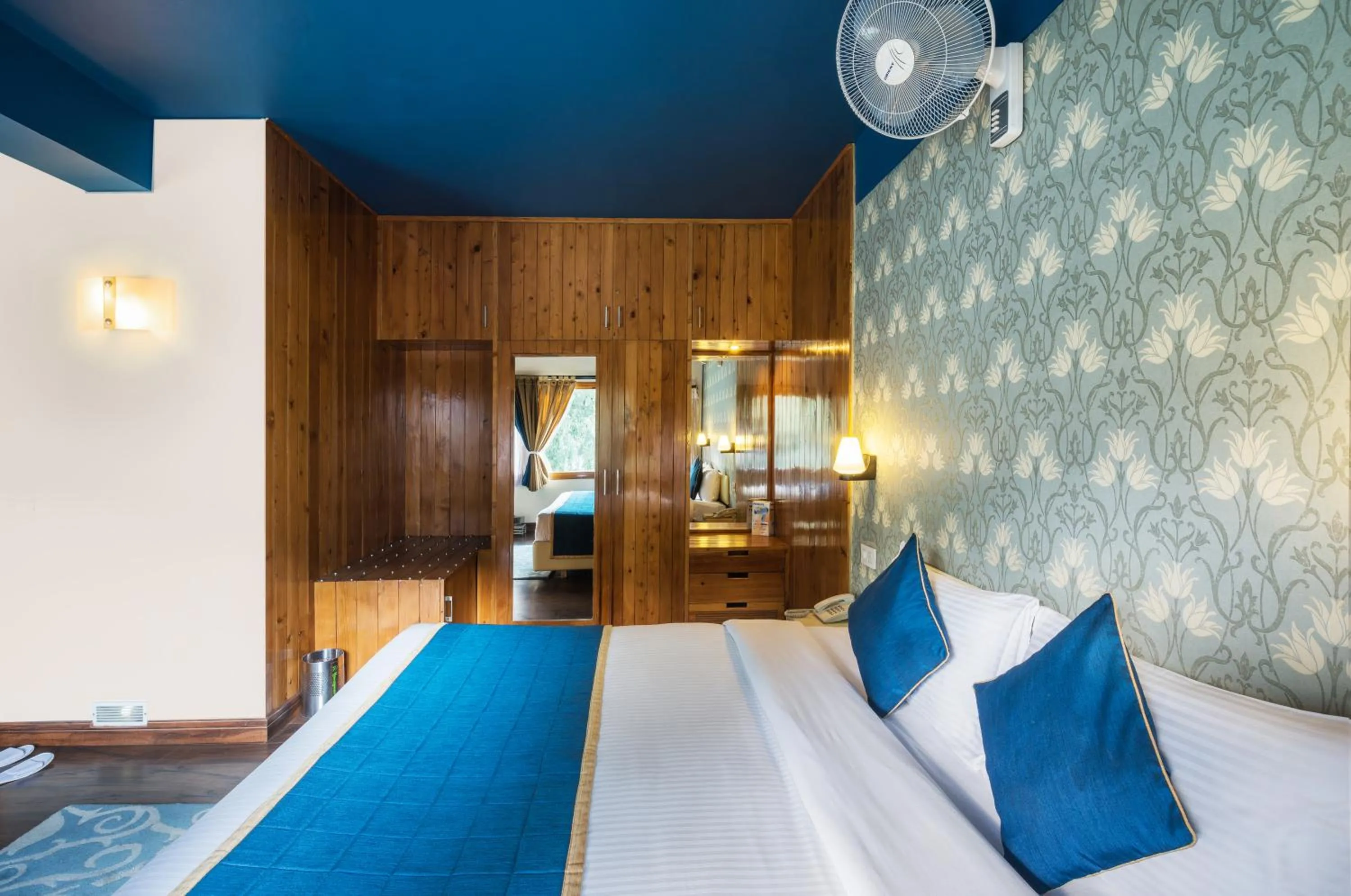 Bed in Honeymoon Inn Manali