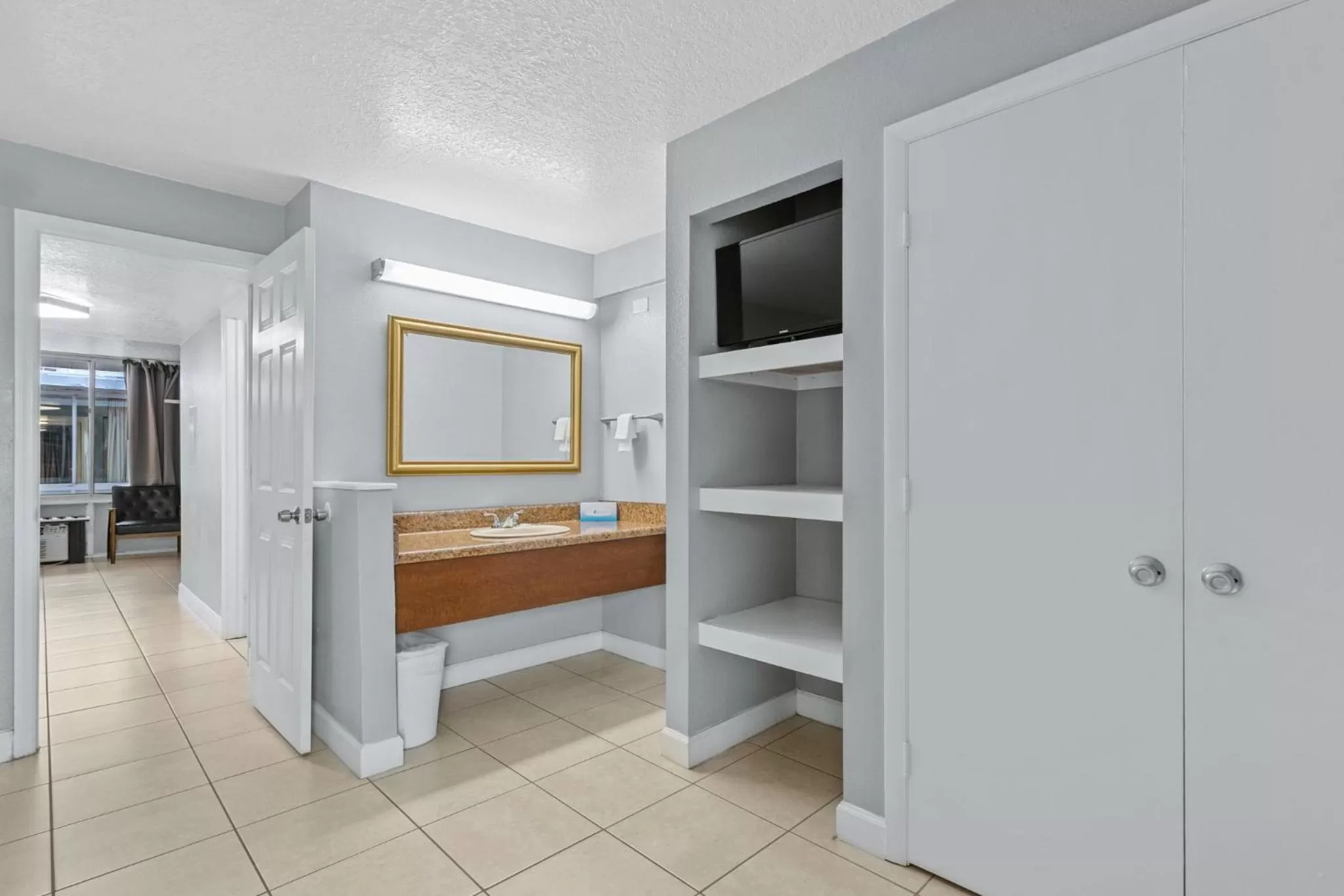 Photo of the whole room, Bed in Celebration Suites