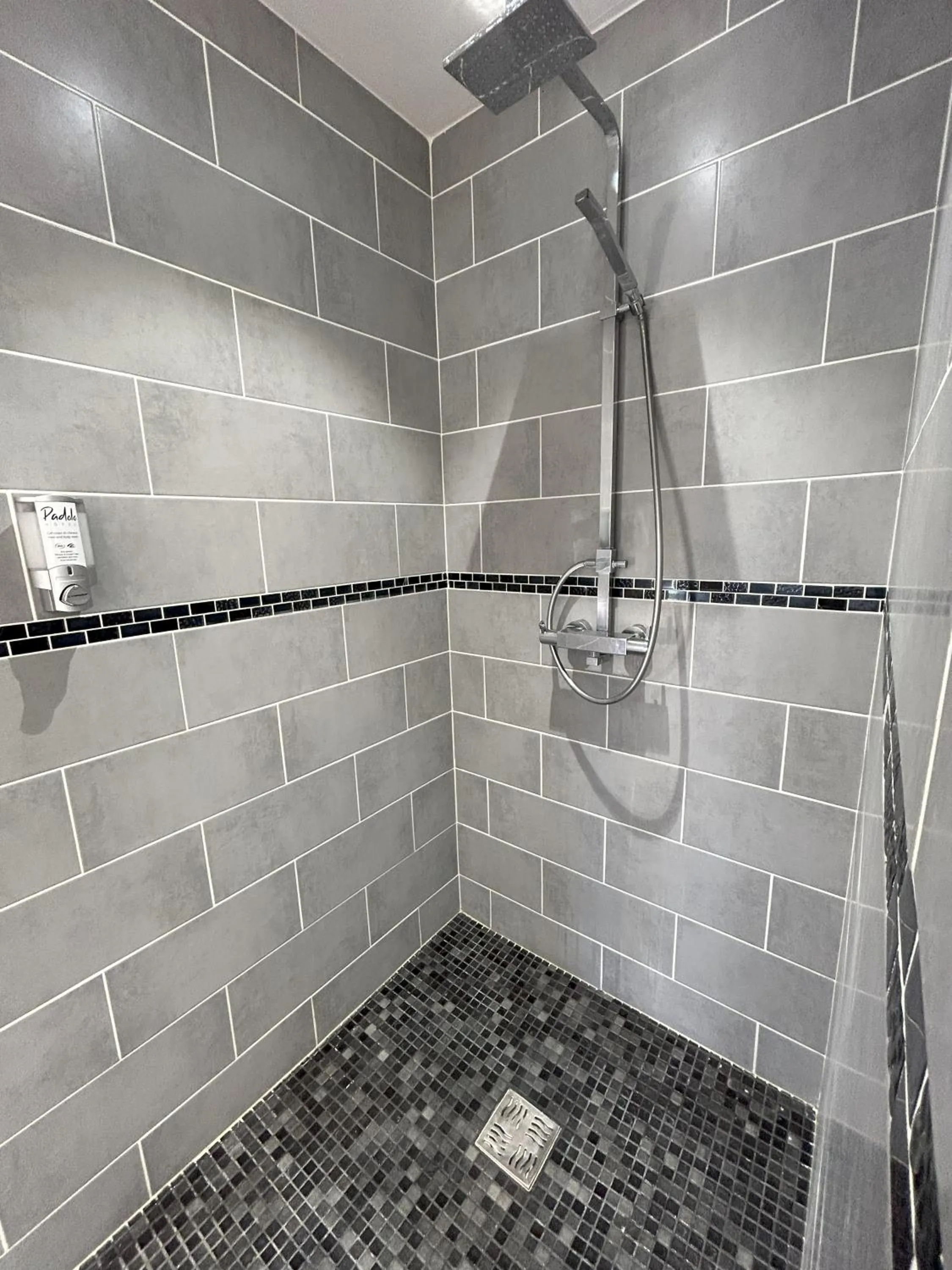 Shower in Hôtel Padolo